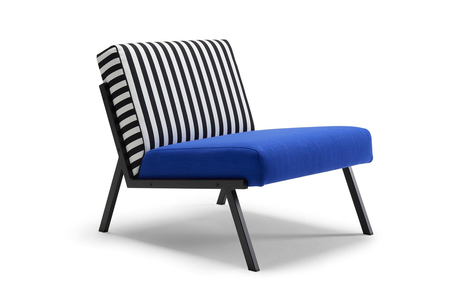 Erleben Sie den Vikko Sessel von Innovation Living: Elegante Linien und optimaler Komfort für Ihr stilvolles Wohnambiente.