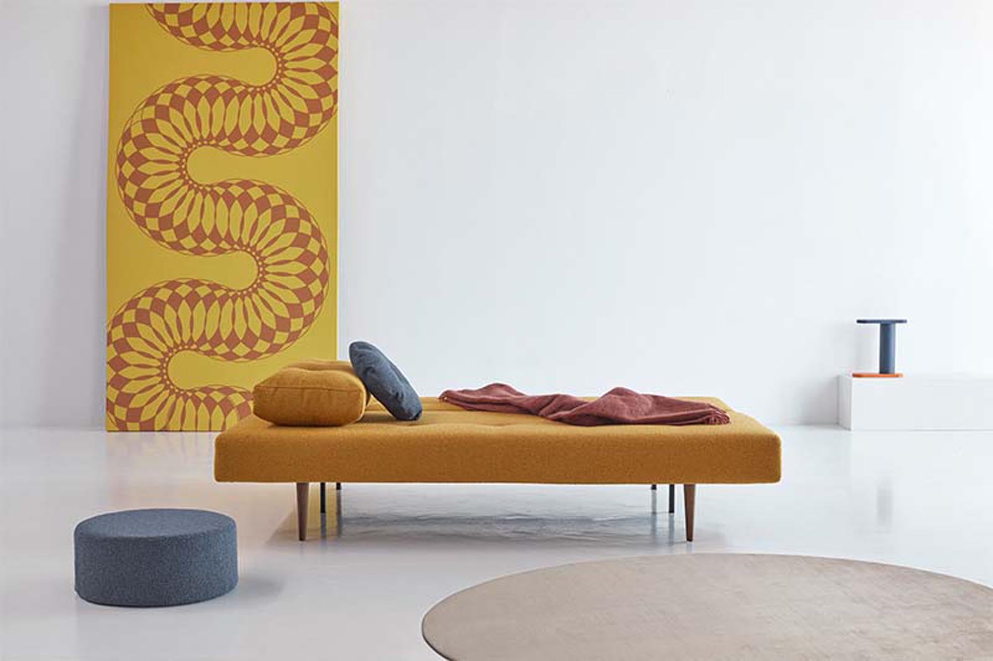 Entdecken Sie das Recast Schlafsofa 140 Dunkel Styletto von Innovation Living – modernes Design, Funktionalität und Stauraum für kleine Räume.