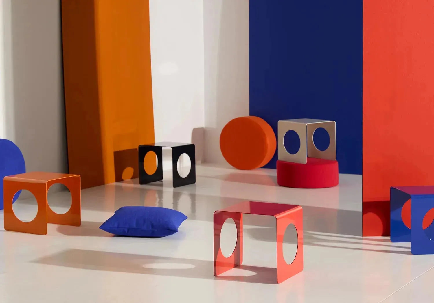 Entdecken Sie den Geobau Tisch von Innovation Living: Elegantes, platzsparendes Design in lebendigen Farben. Ideal für moderne Wohnkonzepte.