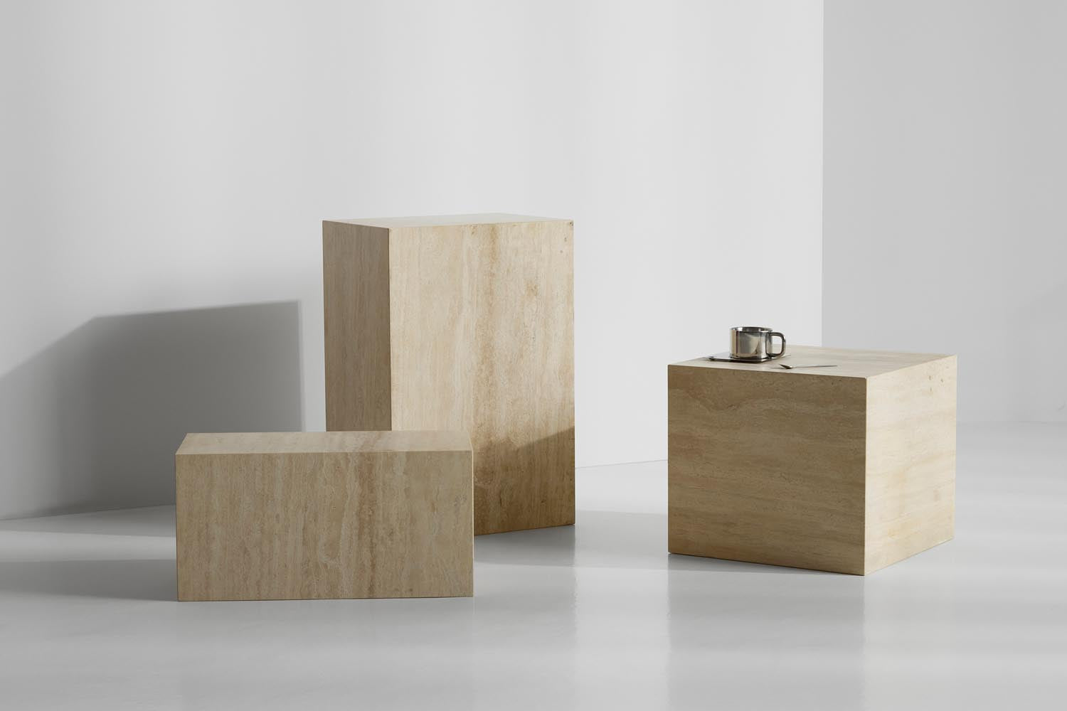 Travetina Tisch 25 von Innovation Living: Stilvoller Travertin-Tisch, ideal für zeitgemäße Wohnkonzepte, robust und funktional.