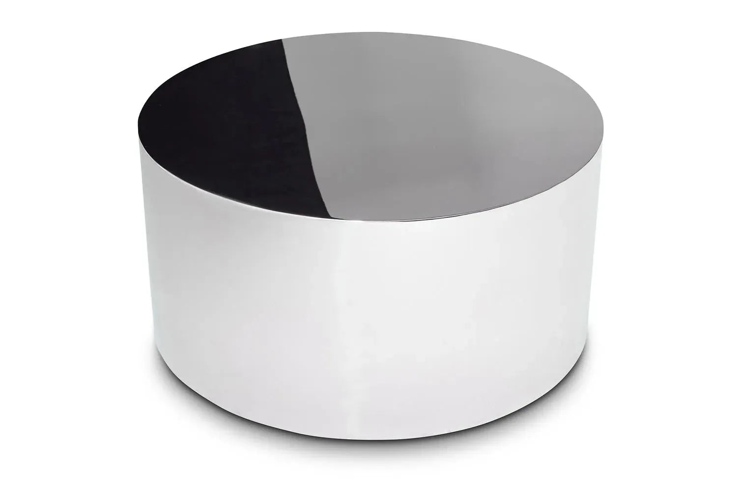 Entdecken Sie den Tin Drum Tisch Ø60 von Innovation Living: Ein eleganter, runder Tisch mit glänzender Metalloberfläche, ideal für moderne Wohnkonzepte.