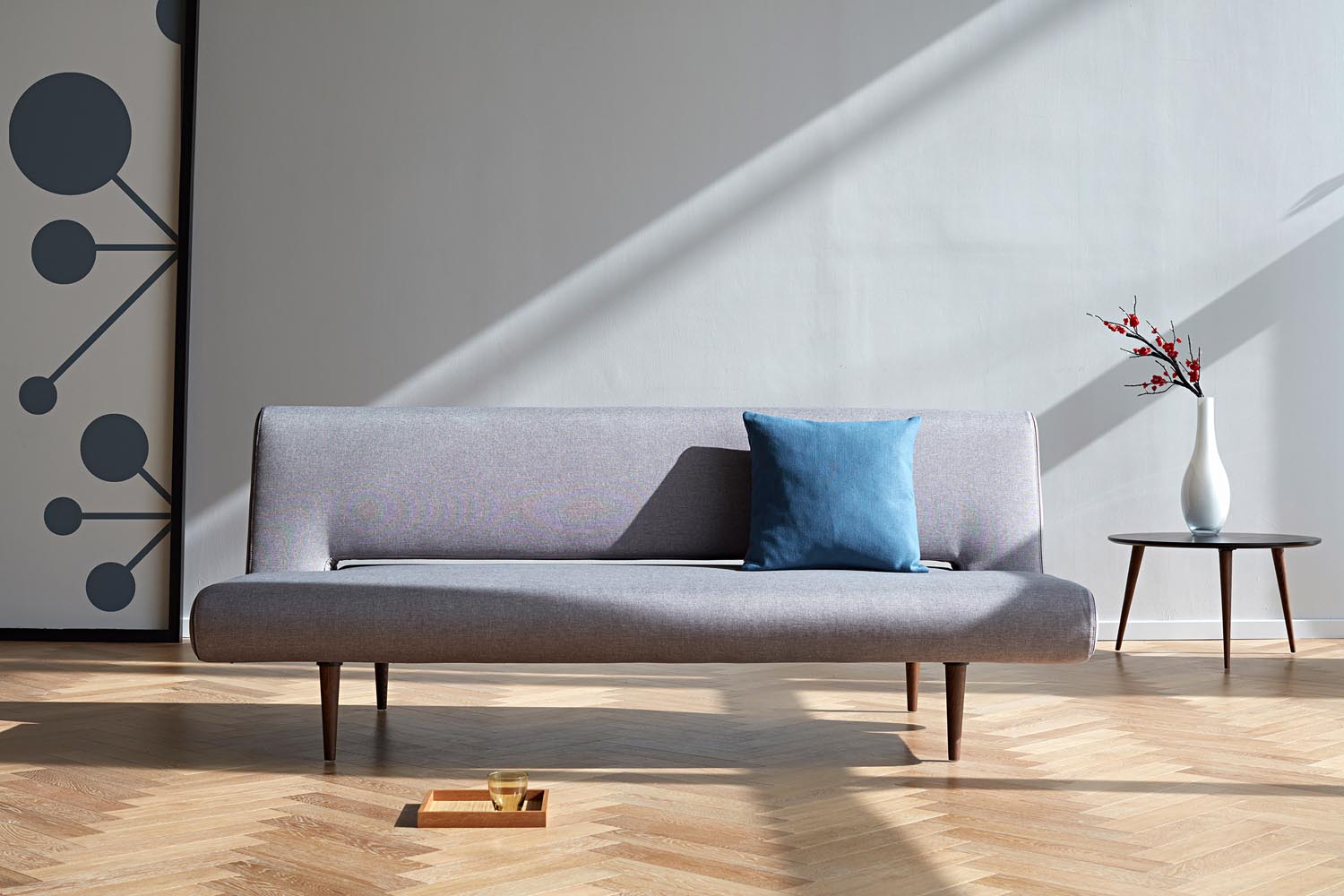 Das Unfurl Sofabett 120 von Innovation Living vereint modernes Design mit Funktionalität, perfekt für platzsparende Lösungen und Gästeübernachtungen.