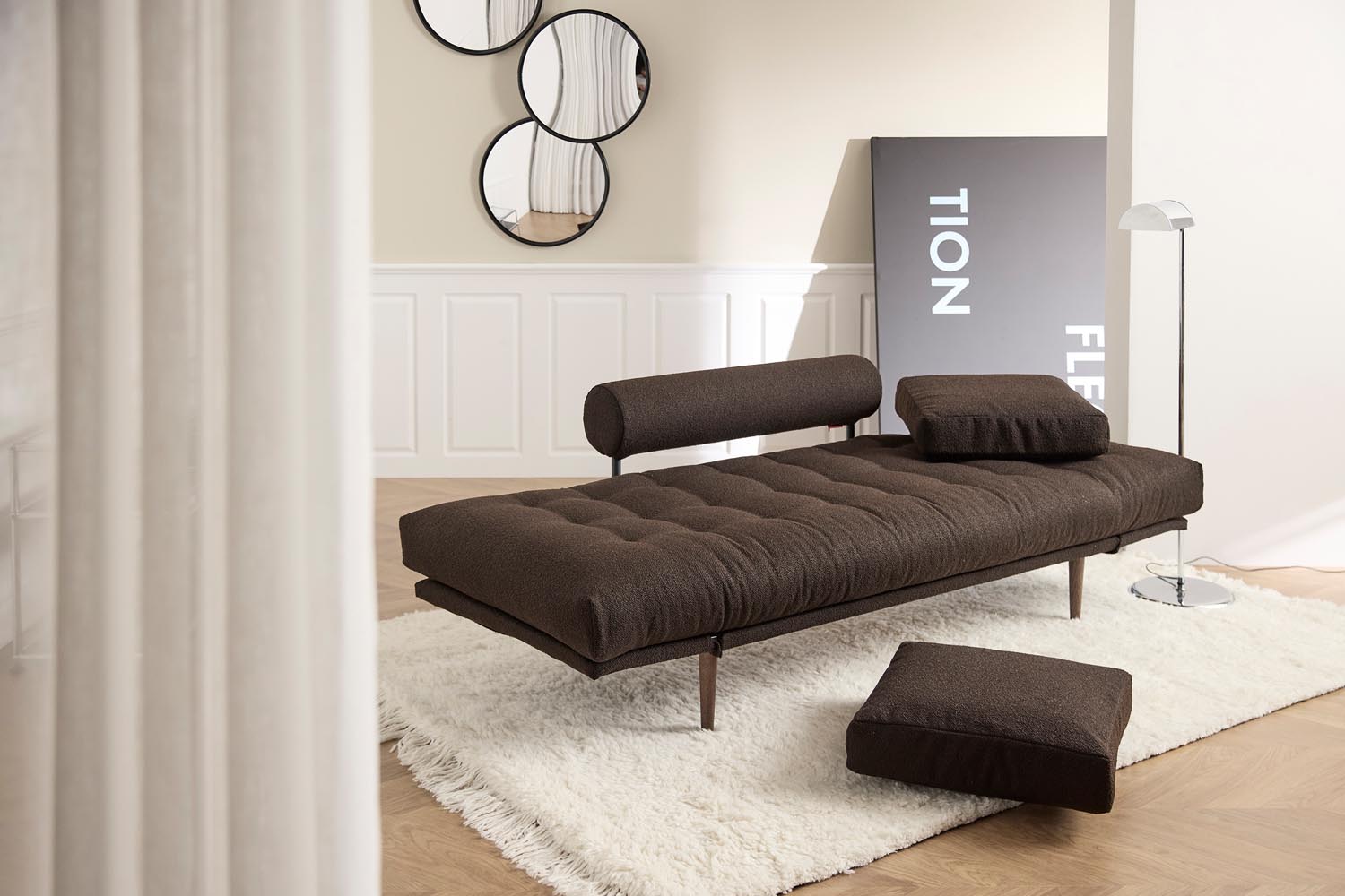Entdecken Sie das Rollo Styletto Klappsofa 80 von Innovation Living: elegantes, platzsparendes Sofa mit hochwertigem Cover und Gestellbezug für maximalen Komfort.