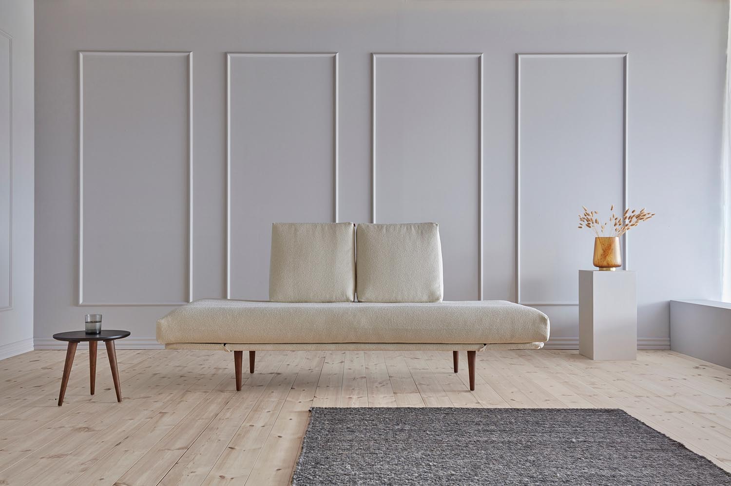 Entdecken Sie das Rollo Styletto Klappsofa 80 von Innovation Living – ein elegantes Möbelstück mit hochwertigem Cover und klassischem Gestellbezug.
