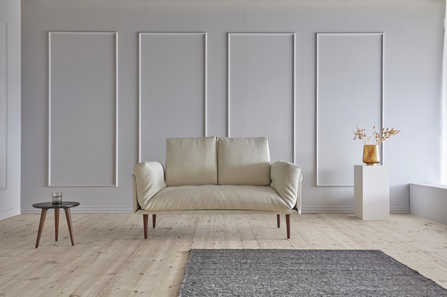 Entdecken Sie das Rollo Styletto Klappsofa 80 von Innovation Living – ein elegantes, platzsparendes Sofa mit hochwertigem Cover und Gestellbezug.
