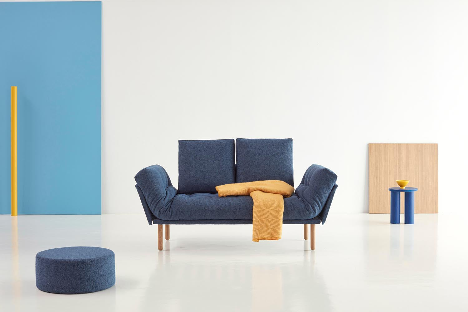 Entdecken Sie das Rollo Stem Klappsofa 80 von Innovation Living: elegantes, platzsparendes Sofa mit hochwertigem Cover und Gestellbezug für stilvolle Wohnräume.