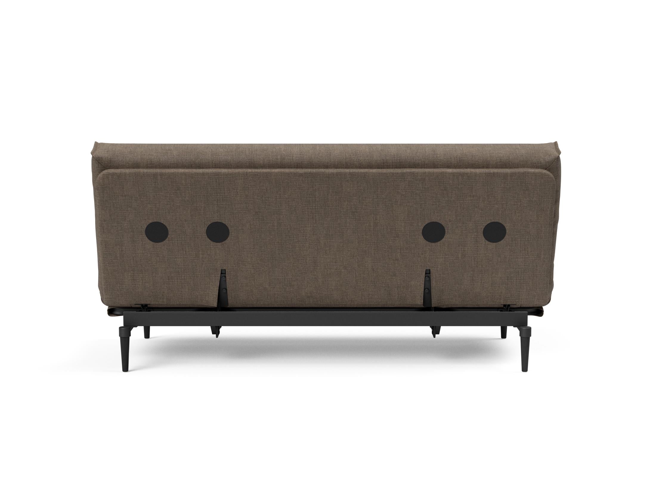 Entdecken Sie das Colpus Bettsofa 140 in elegantem Eiche schwarz. Der Soft Spring Bezug vereint modernen Stil mit höchstem Sitzkomfort.