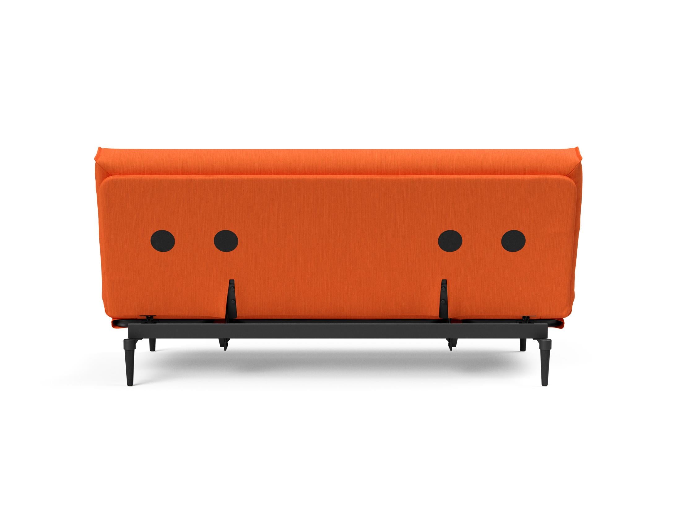 Entdecken Sie das Colpus Bettsofa 140 in elegantem Eiche schwarz. Der Soft Spring Bezug vereint modernen Stil mit höchstem Sitzkomfort.