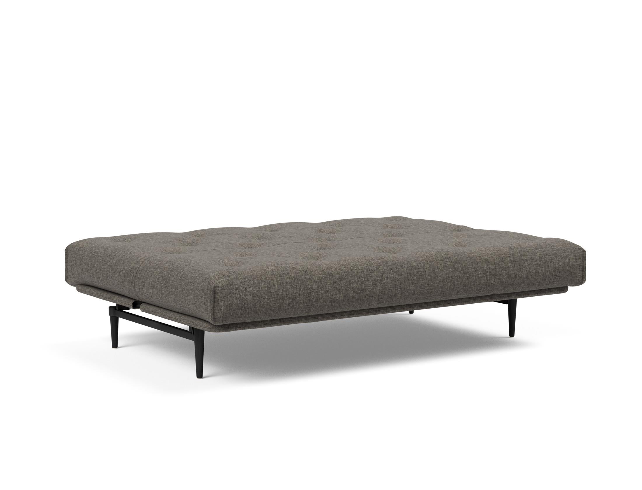 Erleben Sie das Colpus Bettsofa 140 in elegantem Nordic Eiche schwarz. Der Soft Spring Bezug vereint modernen Stil mit optimalem Sitzkomfort.
