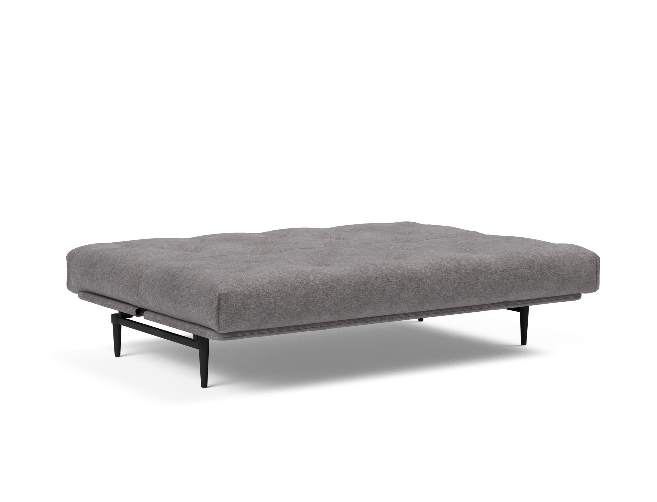 Erleben Sie das Colpus Bettsofa 140 in elegantem Nordic Eiche schwarz. Der Soft Spring Bezug vereint modernen Stil mit optimalem Sitzkomfort.