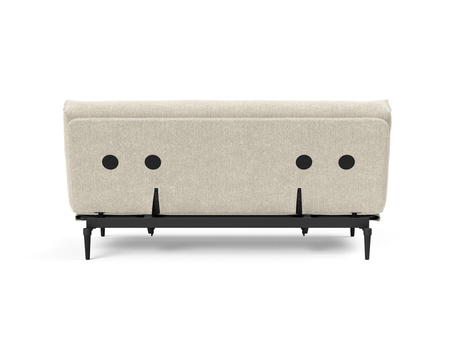 Erleben Sie das Colpus Bettsofa 140 in elegantem Nordic Eiche schwarz. Der Soft Spring Bezug vereint modernen Stil mit optimalem Sitzkomfort.