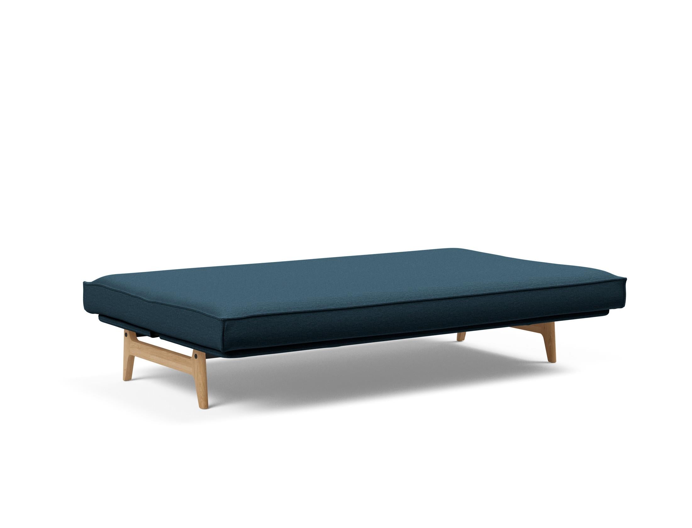 Erleben Sie das Aslak 120 Bettsofa mit stilvollem Sharp Plus Cover und komfortablem Soft Spring Bezug – perfekt für entspannte Abende und modernes Design.