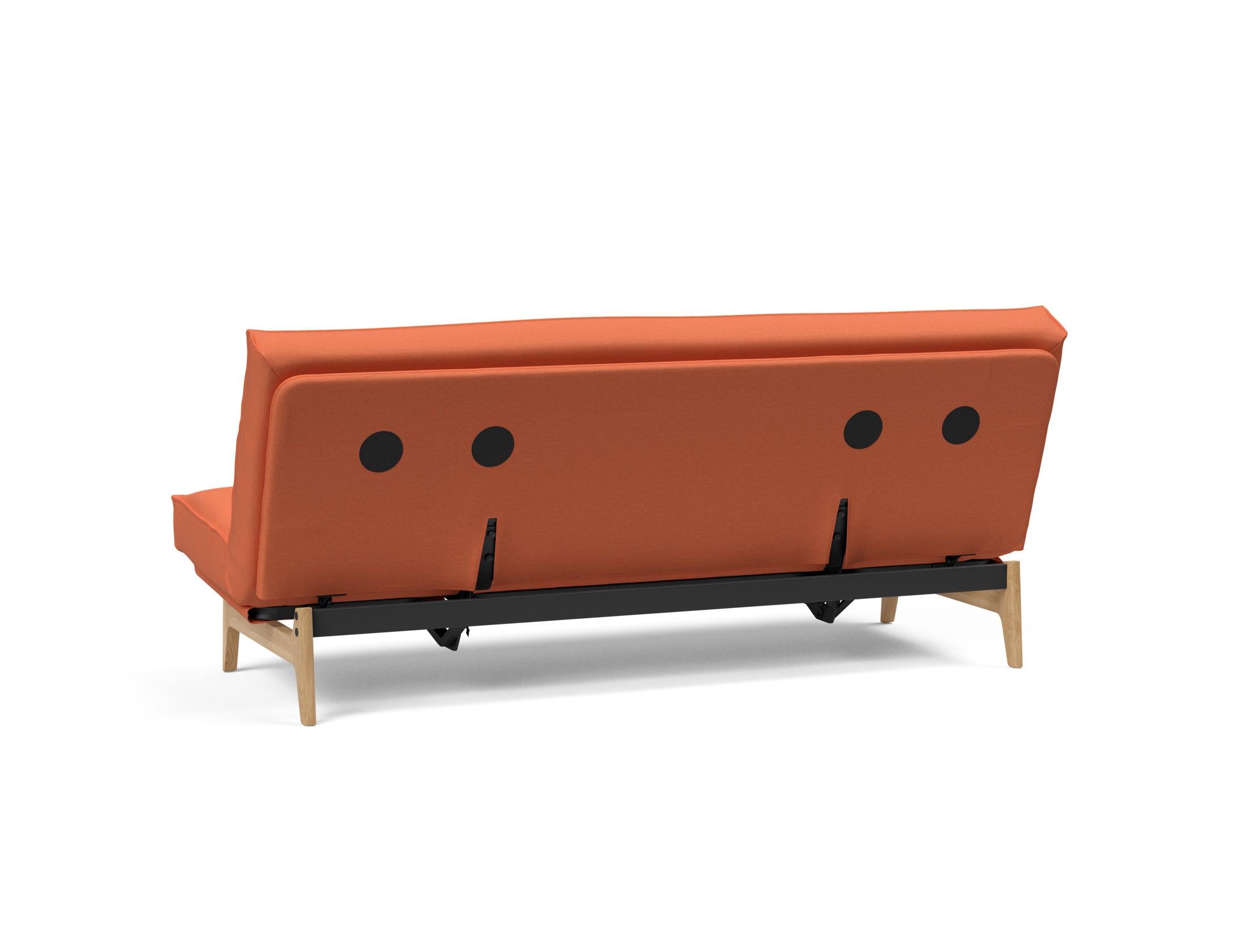 Entdecken Sie das Aslak 120 Bettsofa mit elegantem Sharp Plus Cover und weichem Soft Spring Bezug – ideal für stilvolle Wohnräume und gemütliche Nächte.