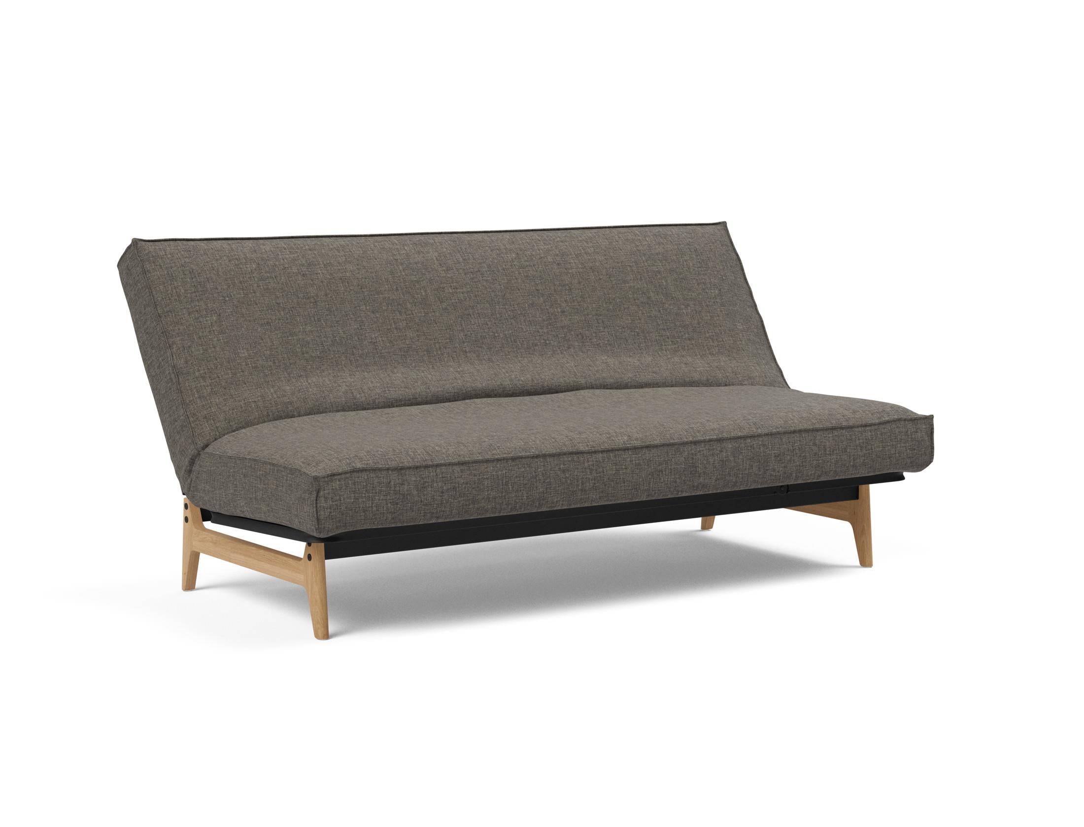 Erleben Sie das Aslak 140 Bettsofa mit Sharp Plus Cover – eine harmonische Verbindung aus modernem Stil, erstklassigem Schlafkomfort und langlebiger Qualität.