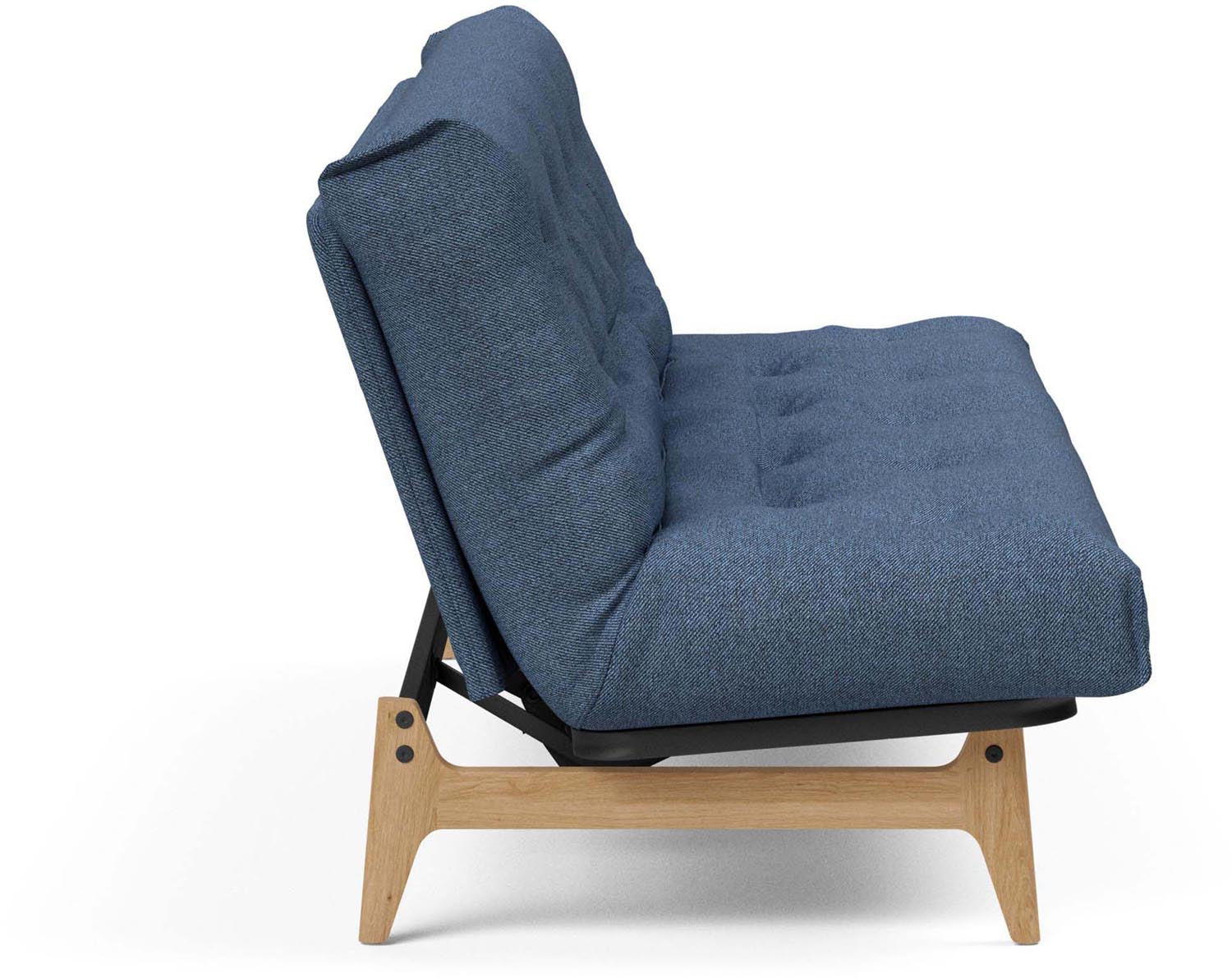 Entdecken Sie das Aslak 120 Bettsofa Nordic Classic von Innovation Living: stilvolles skandinavisches Design, perfekt für kompakte Wohnräume und entspannende Nächte.