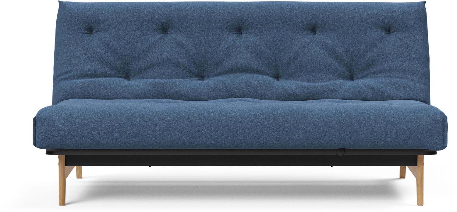 Erleben Sie das Aslak 140 Bettsofa von Innovation Living – modernes Nordic Design trifft auf komfortablen Latex für besten Schlafkomfort.