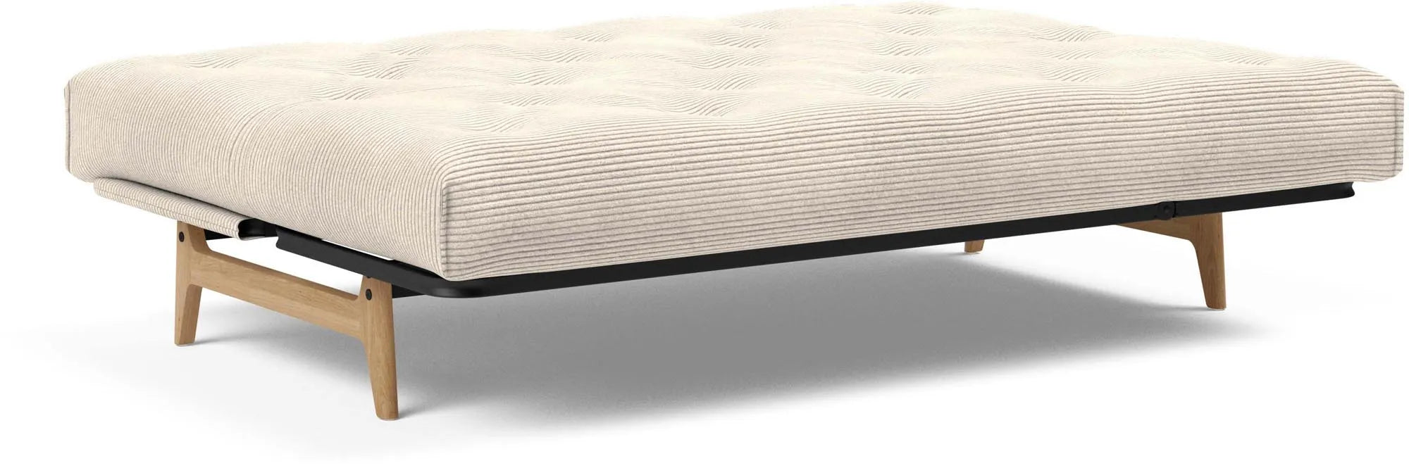 Erleben Sie das Aslak 140 Bettsofa von Innovation Living – modernes Nordic Design trifft auf komfortablen Latex für besten Schlafkomfort.