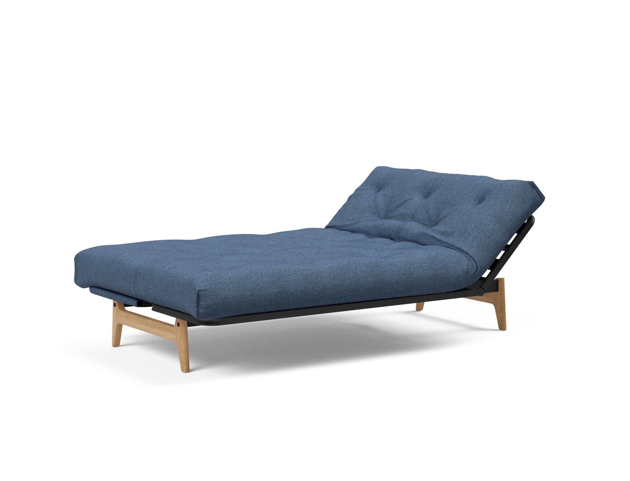 Erleben Sie das Aslak 120 Bettsofa Nordic Soft Spring von Innovation Living – eine perfekte Kombination aus modernem Stil und vielseitiger Funktionalität.