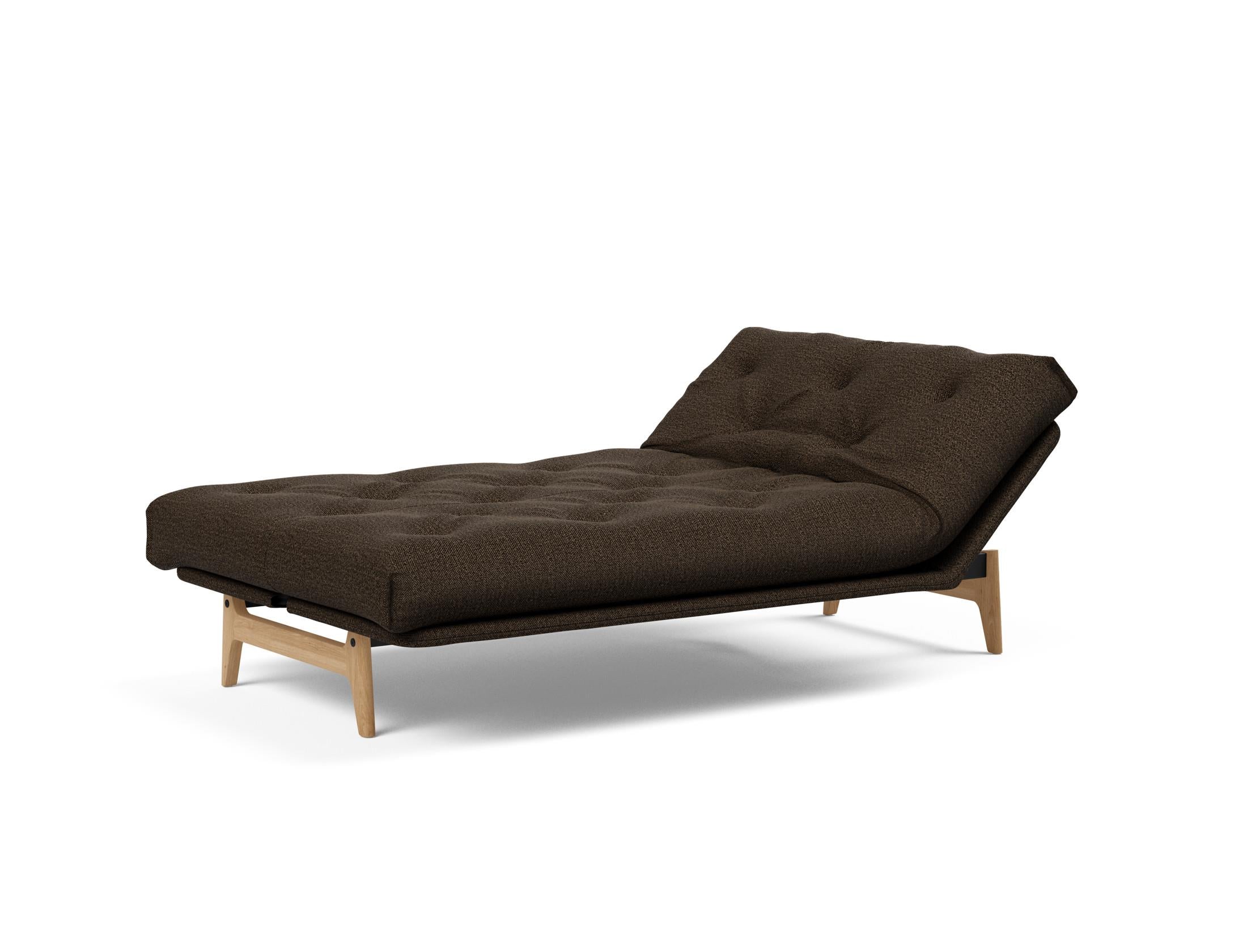 Erleben Sie das Aslak 120 Bettsofa Nordic Soft Spring von Innovation Living – eine perfekte Kombination aus modernem Stil und vielseitiger Funktionalität.