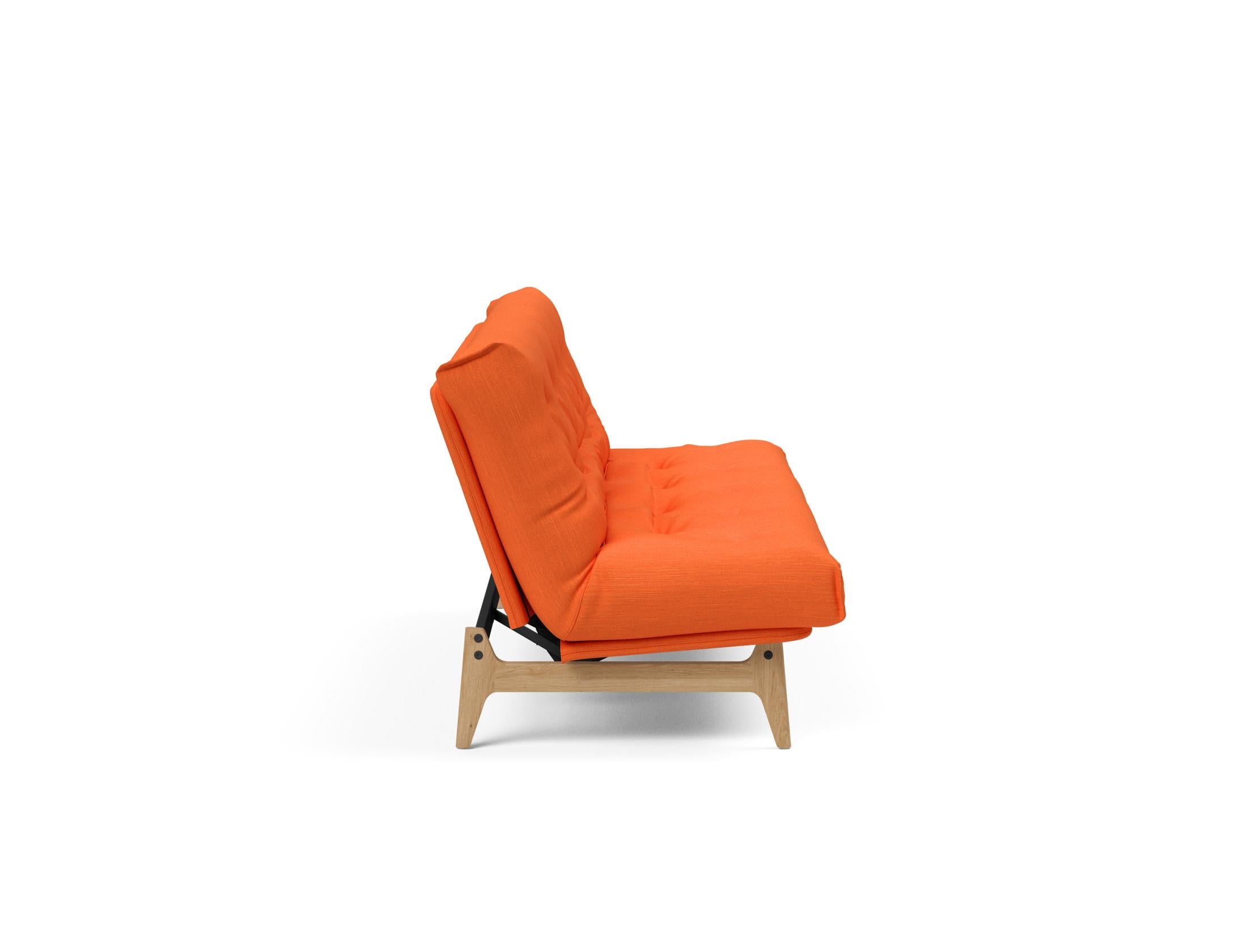 Erleben Sie das Aslak 120 Bettsofa Nordic Soft Spring von Innovation Living – eine perfekte Kombination aus modernem Stil und vielseitiger Funktionalität.
