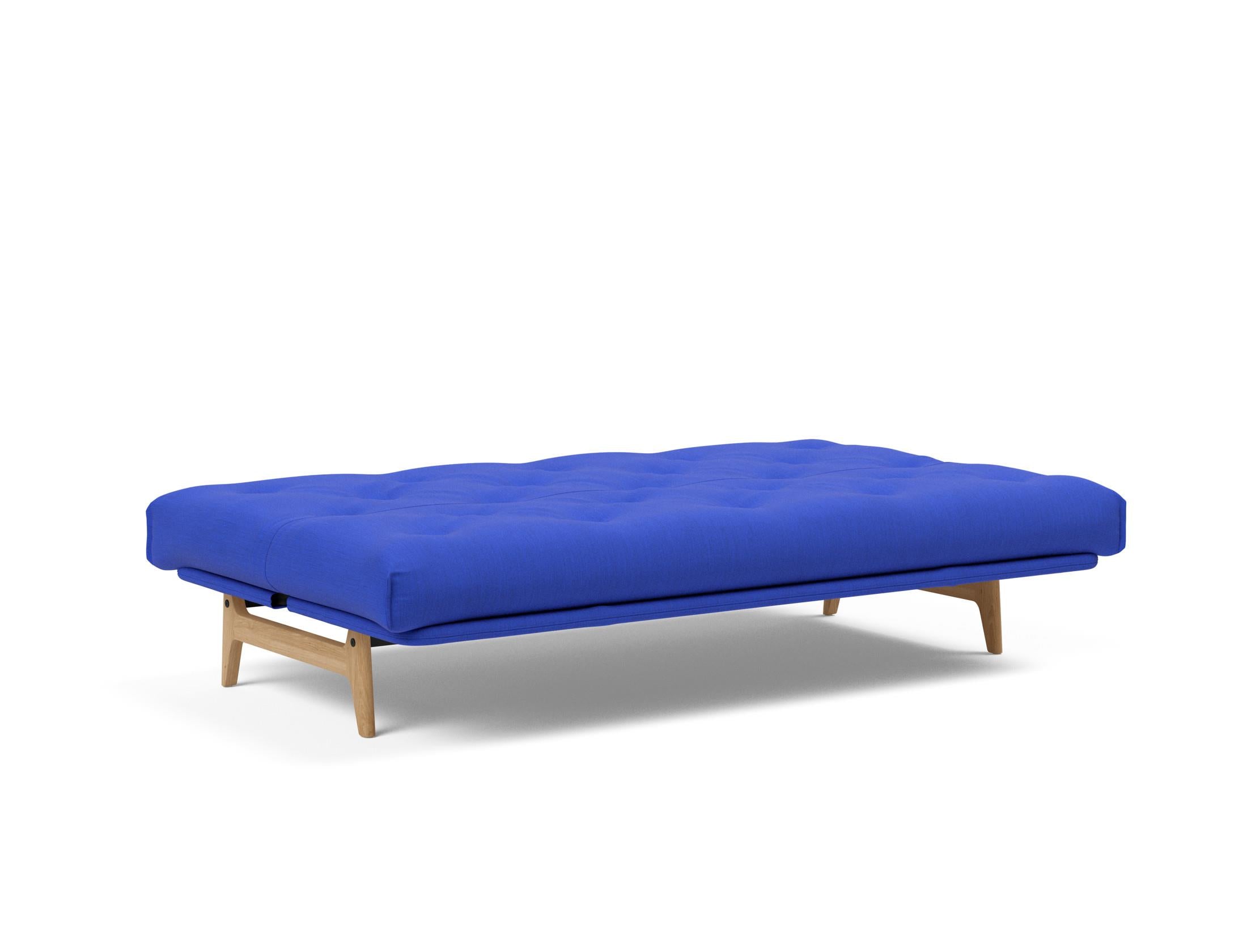 Entdecken Sie das Aslak 120 Bettsofa Nordic Soft Spring von Innovation Living – stilvolles Design trifft auf praktischen Komfort für Ihr Zuhause.