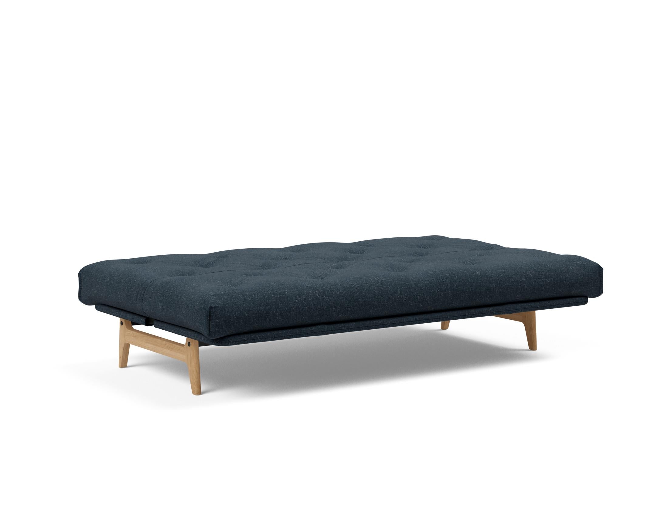 Entdecken Sie das Aslak 120 Bettsofa Nordic Soft Spring von Innovation Living – stilvolles Design trifft auf praktischen Komfort für Ihr Zuhause.