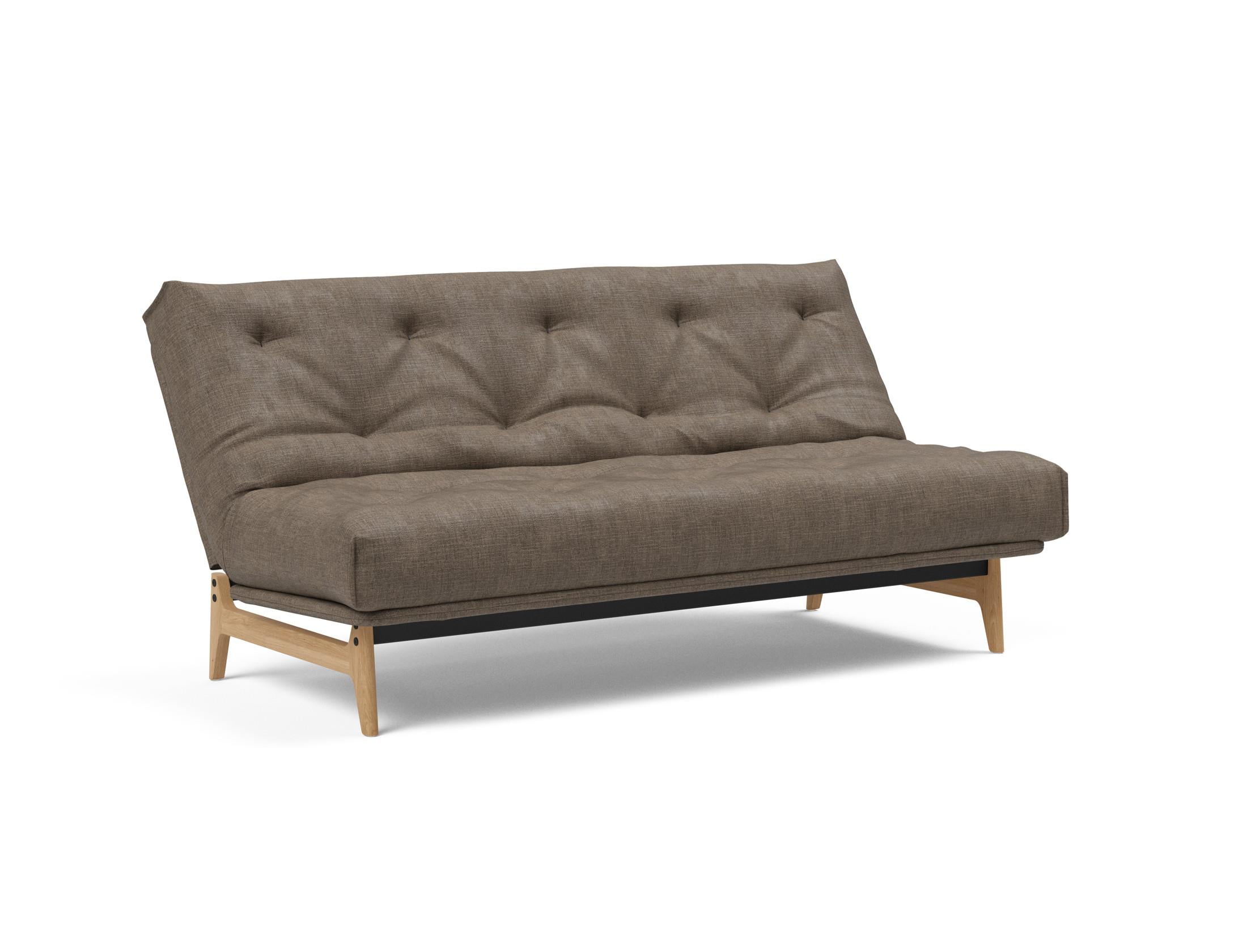 Entdecken Sie das Aslak 140 Bettsofa Nordic: Elegantes skandinavisches Design trifft auf den bequemen Soft Spring Bezug für erholsame Nächte.