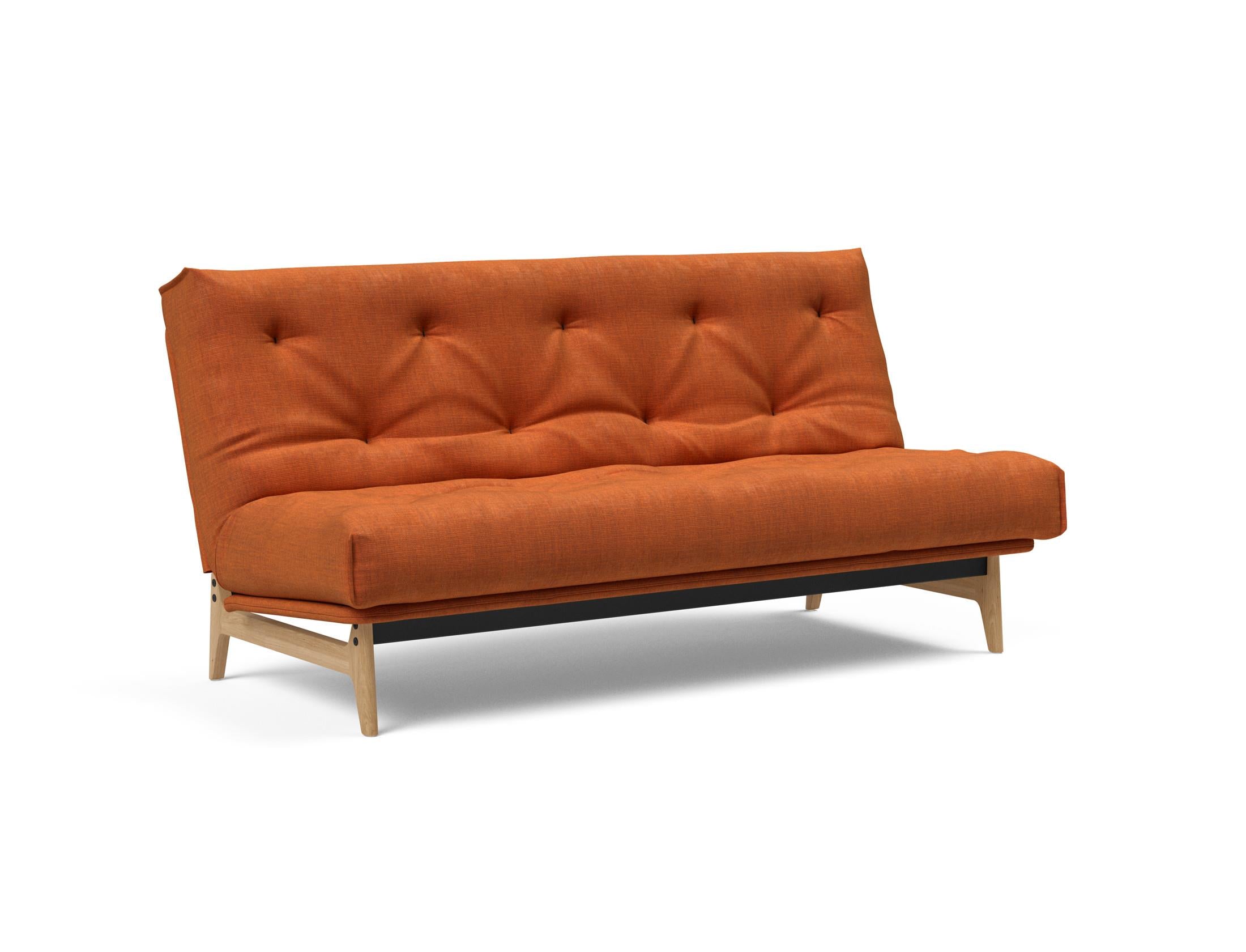 Entdecken Sie das Aslak 140 Bettsofa Nordic: Elegantes skandinavisches Design trifft auf den bequemen Soft Spring Bezug für erholsame Nächte.