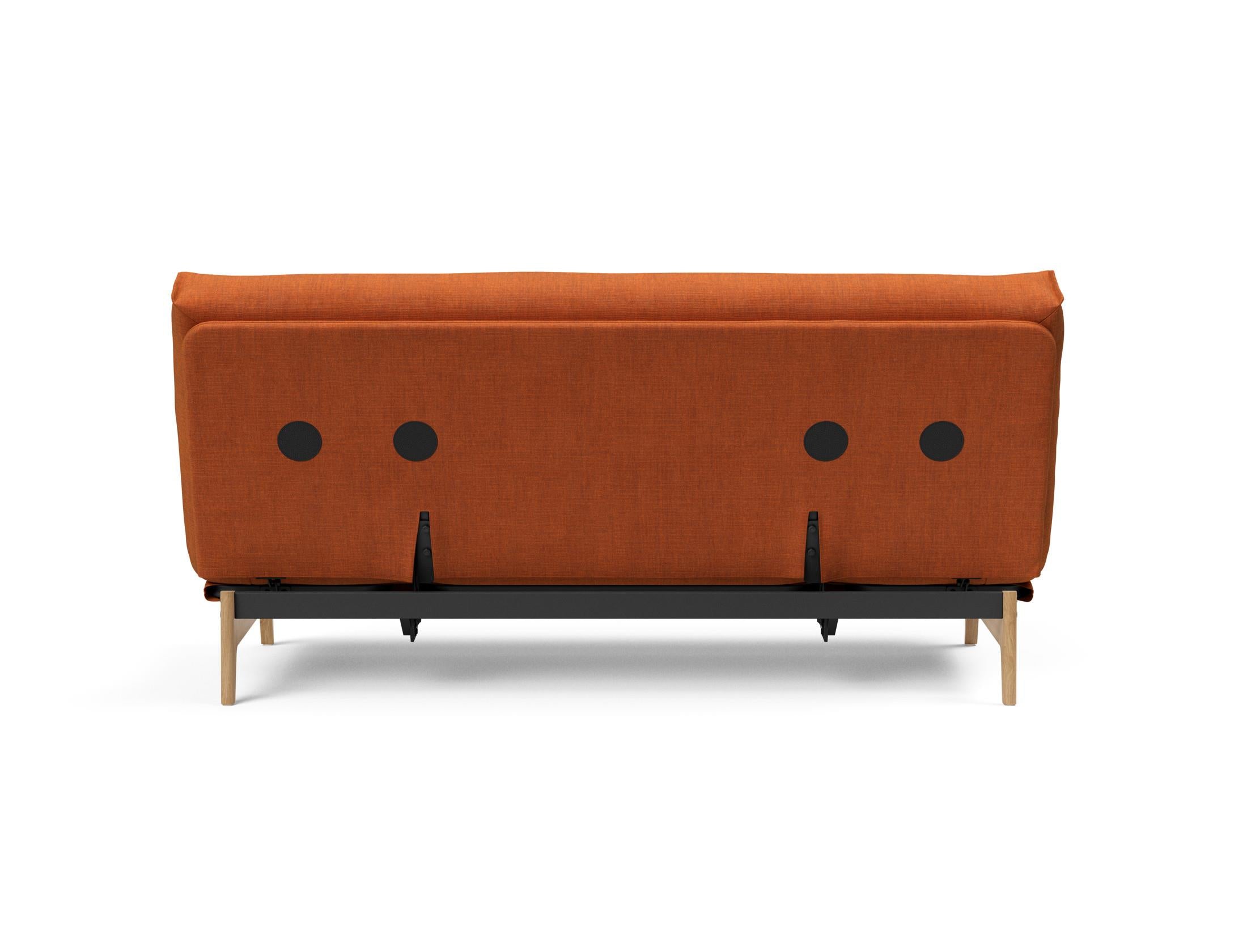 Entdecken Sie das Aslak 140 Bettsofa Nordic: Elegantes skandinavisches Design trifft auf den bequemen Soft Spring Bezug für erholsame Nächte.