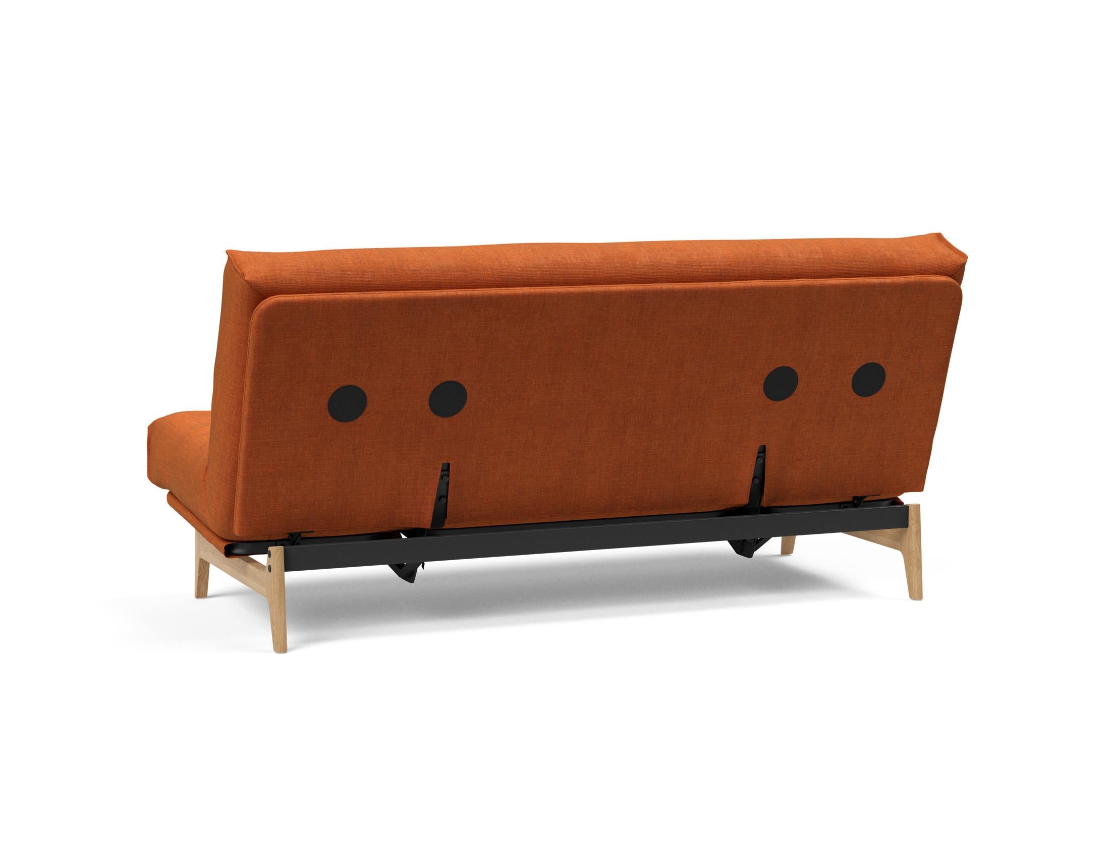 Erleben Sie das Aslak 140 Bettsofa Nordic: Stilvolles skandinavisches Design und der komfortable Soft Spring Bezug sorgen für perfekten Schlafkomfort.