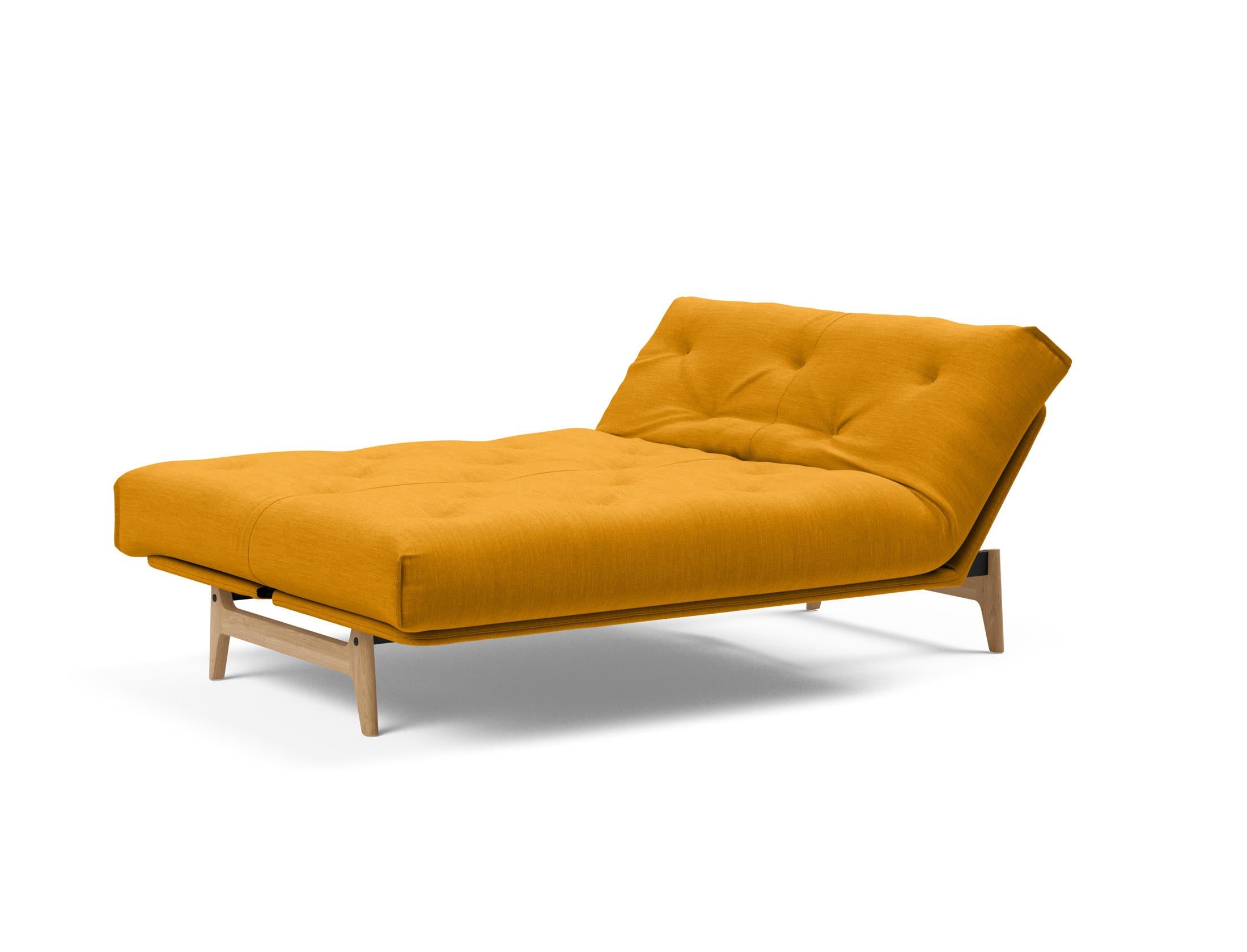 Erleben Sie das Aslak 140 Bettsofa Nordic: Stilvolles skandinavisches Design und der komfortable Soft Spring Bezug sorgen für perfekten Schlafkomfort.