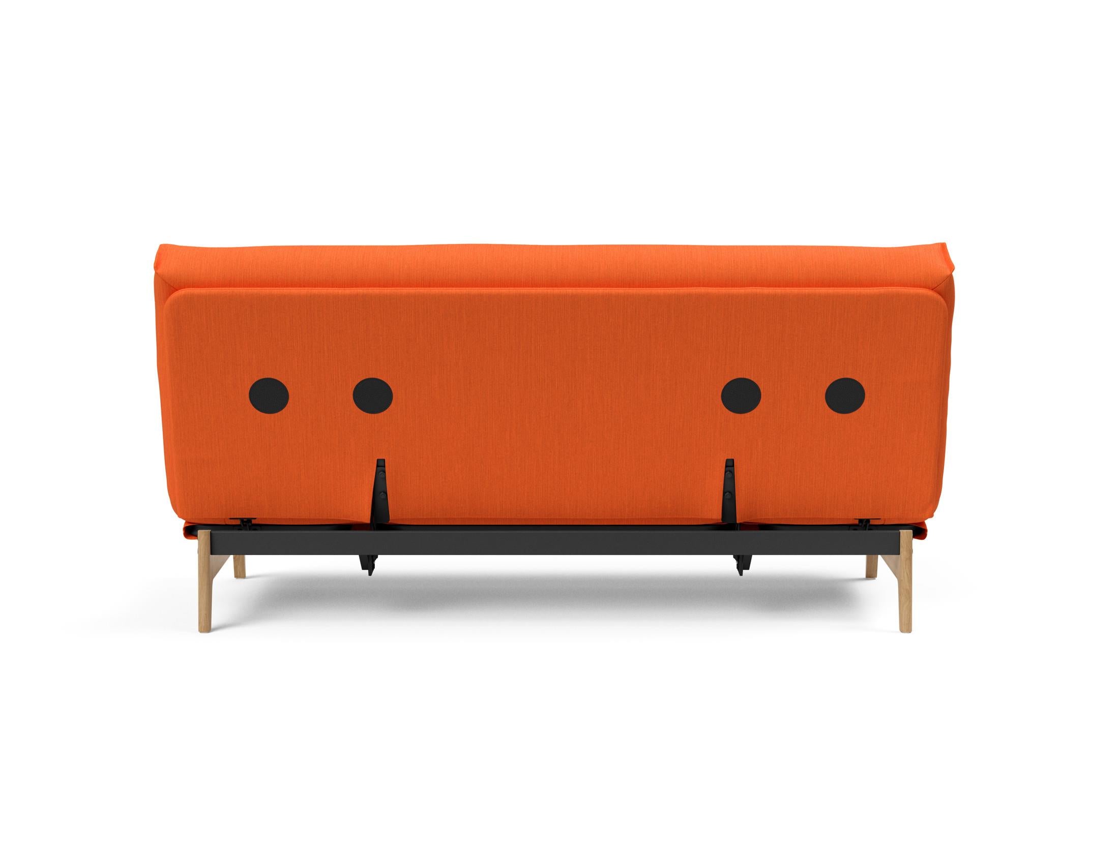 Entdecken Sie das Aslak 140 Bettsofa Nordic: Elegantes skandinavisches Design trifft auf den bequemen Soft Spring Bezug für erholsame Nächte.