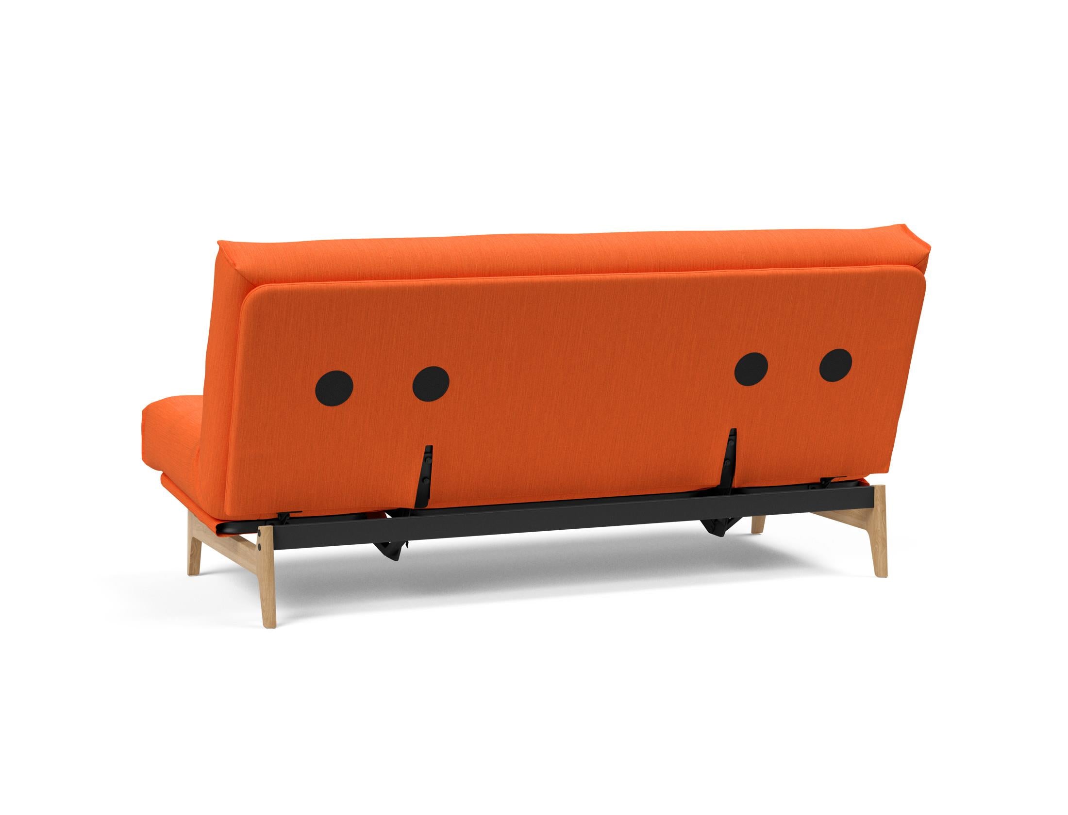 Erleben Sie das Aslak 140 Bettsofa Nordic: Stilvolles skandinavisches Design und der komfortable Soft Spring Bezug sorgen für perfekten Schlafkomfort.