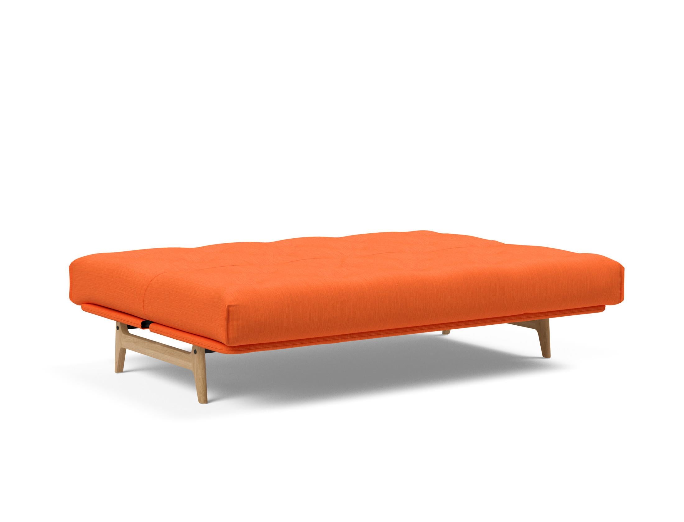 Entdecken Sie das Aslak 140 Bettsofa Nordic: Elegantes skandinavisches Design trifft auf den bequemen Soft Spring Bezug für erholsame Nächte.