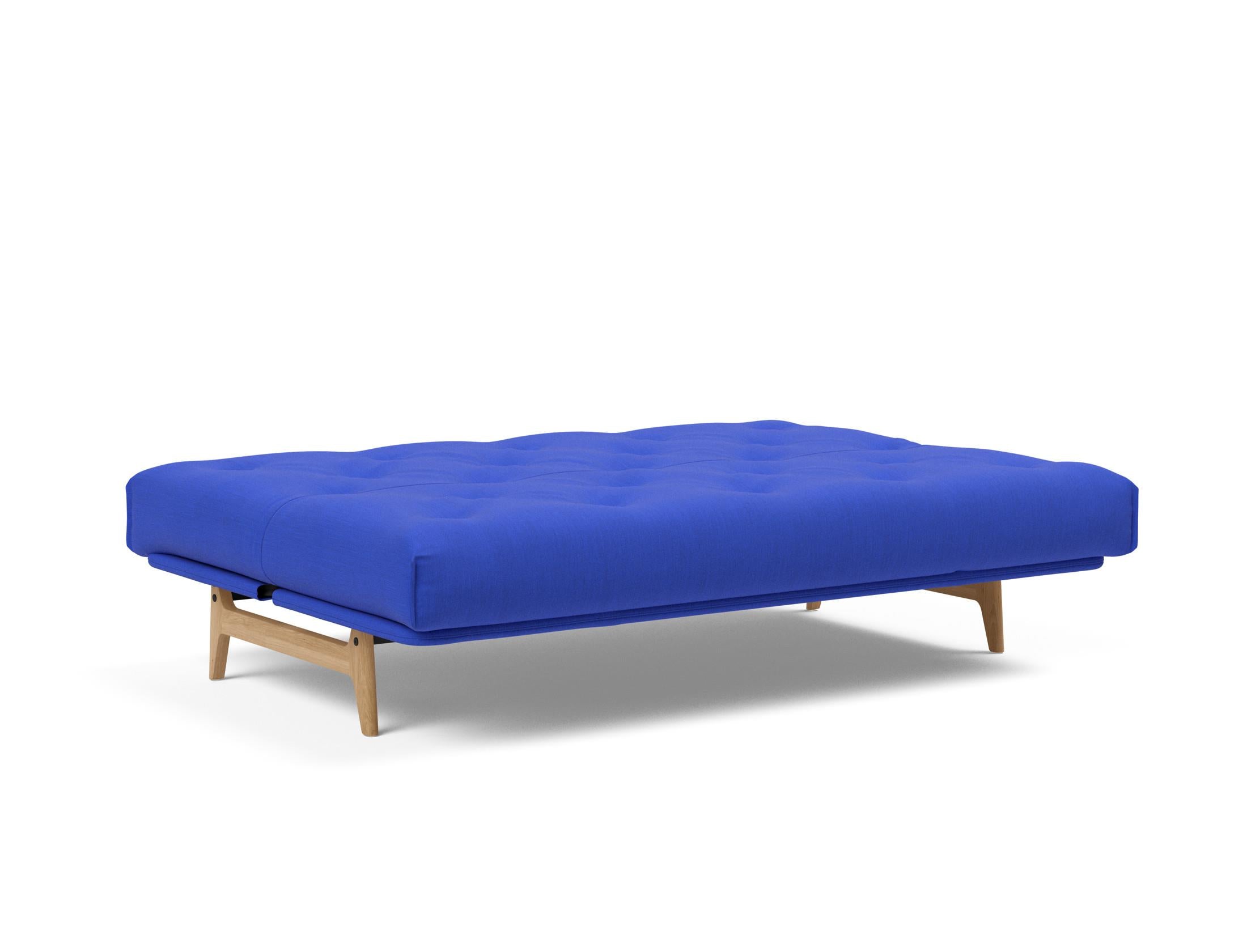 Entdecken Sie das Aslak 140 Bettsofa Nordic: Elegantes skandinavisches Design trifft auf den bequemen Soft Spring Bezug für erholsame Nächte.