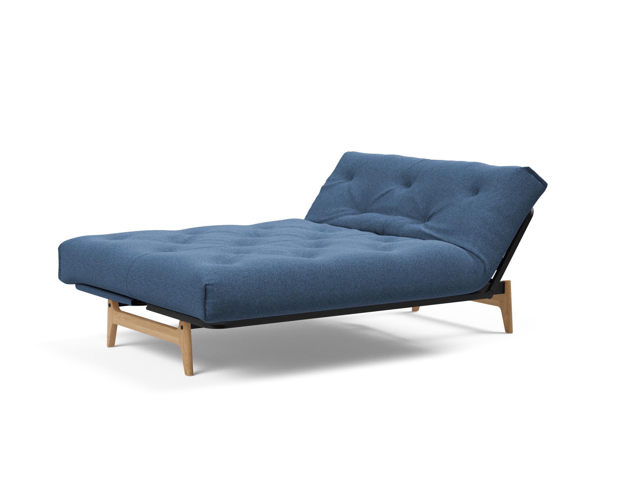 Erleben Sie das Aslak 140 Bettsofa Nordic: Stilvolles skandinavisches Design und der komfortable Soft Spring Bezug sorgen für perfekten Schlafkomfort.