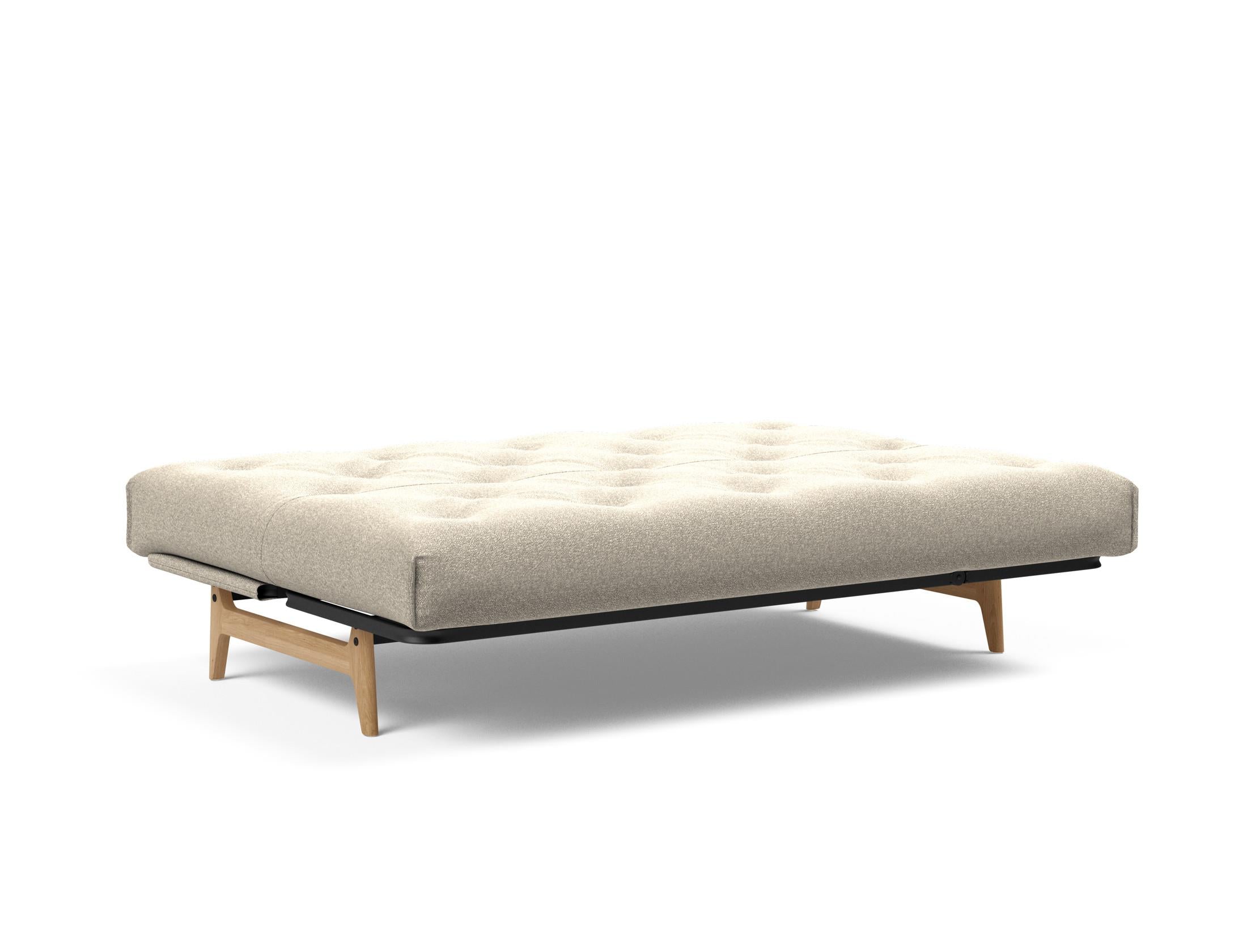 Entdecken Sie das Aslak 140 Bettsofa Nordic: Elegantes skandinavisches Design trifft auf den bequemen Soft Spring Bezug für erholsame Nächte.