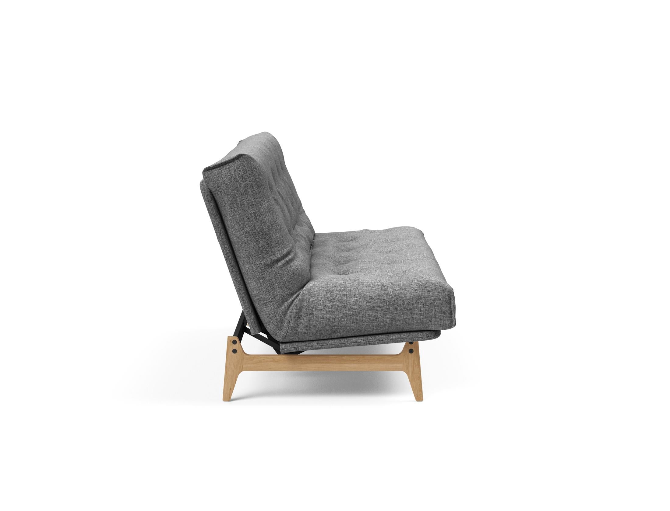 Entdecken Sie das Aslak 140 Bettsofa Nordic: Elegantes skandinavisches Design trifft auf den bequemen Soft Spring Bezug für erholsame Nächte.