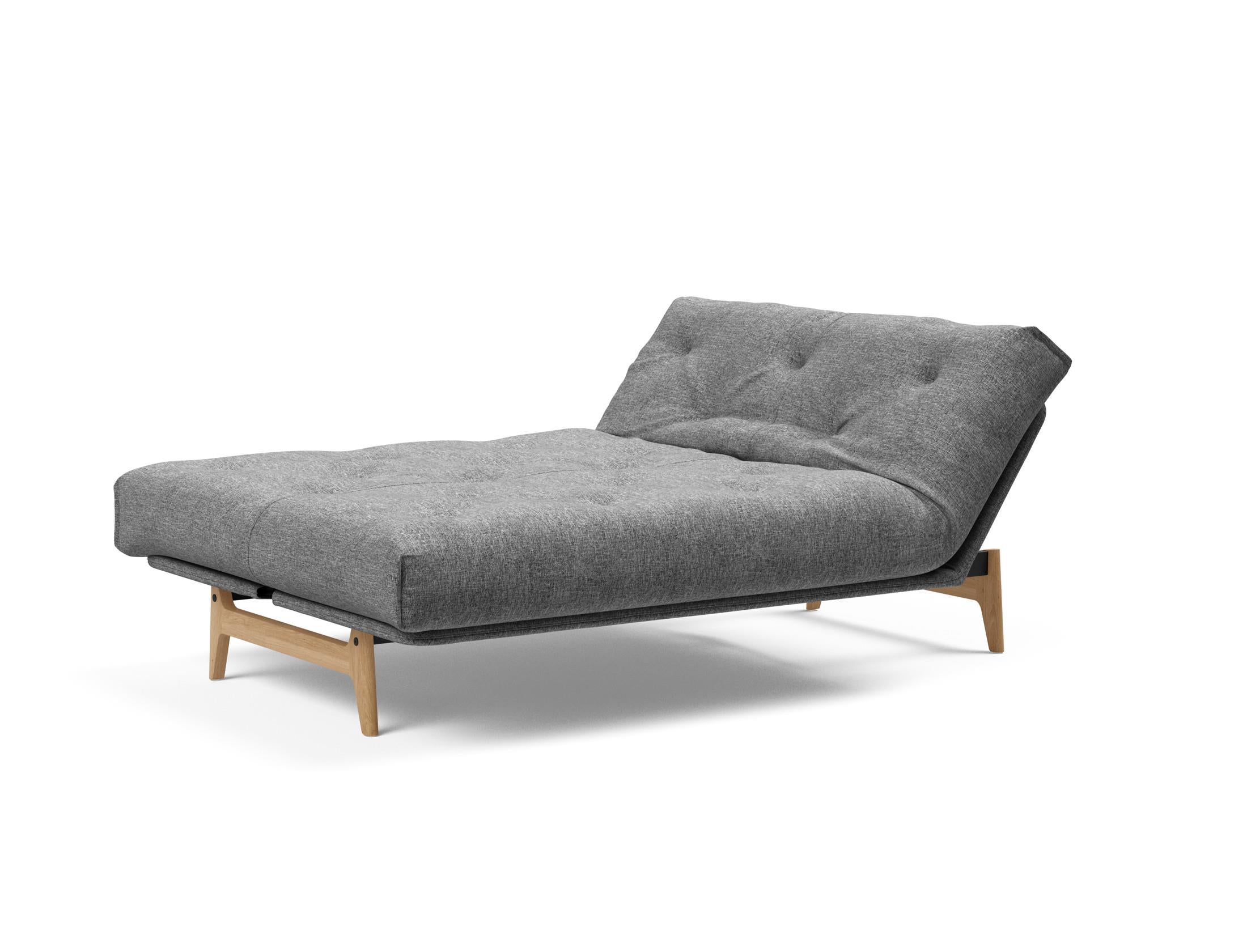 Entdecken Sie das Aslak 140 Bettsofa Nordic: Elegantes skandinavisches Design trifft auf den bequemen Soft Spring Bezug für erholsame Nächte.