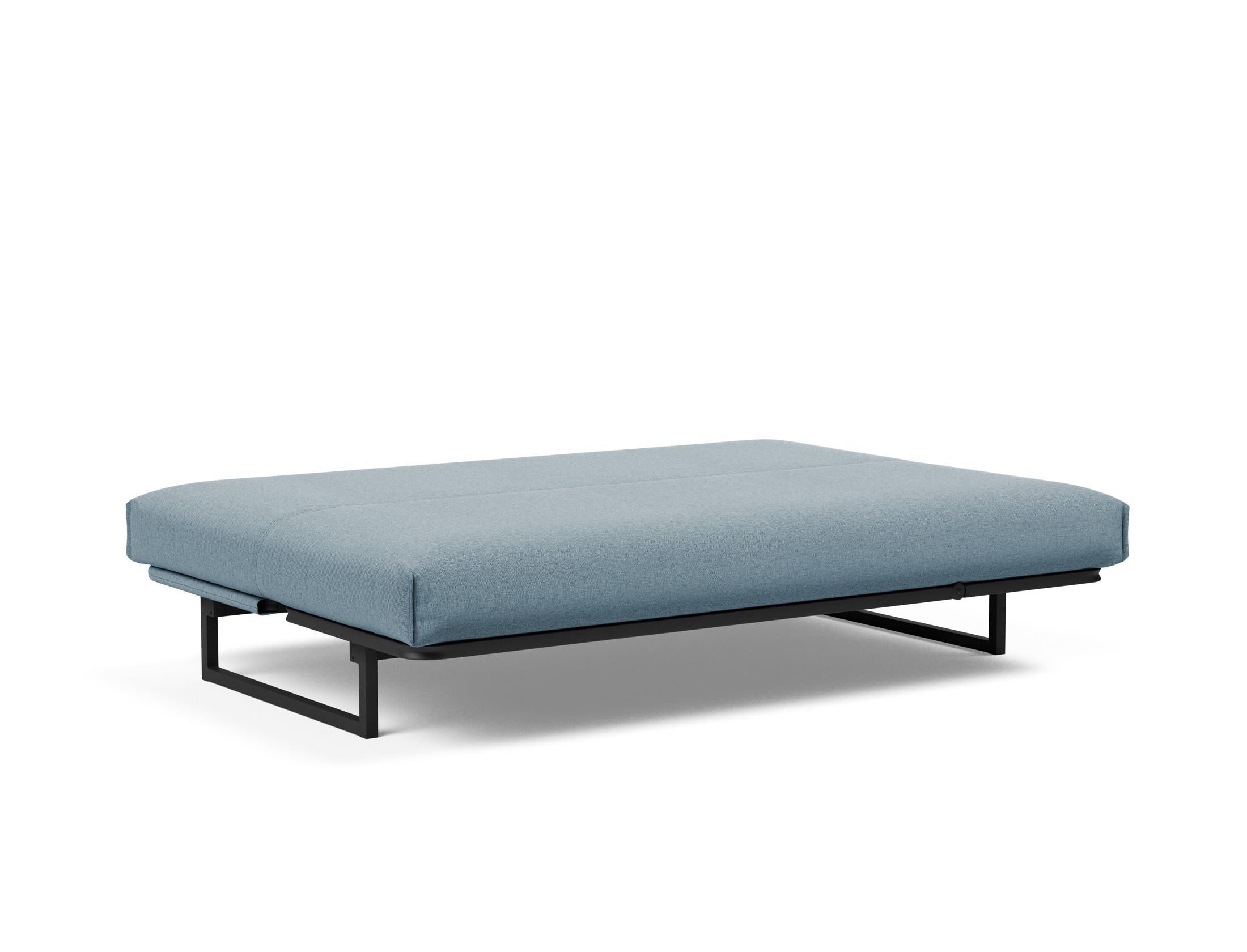Erleben Sie das Fraction 140 Bettsofa mit Nordic Cover von Innovation Living: modernes Design, bequeme Soft Spring-Matratze, perfekt für kleine Räume.
