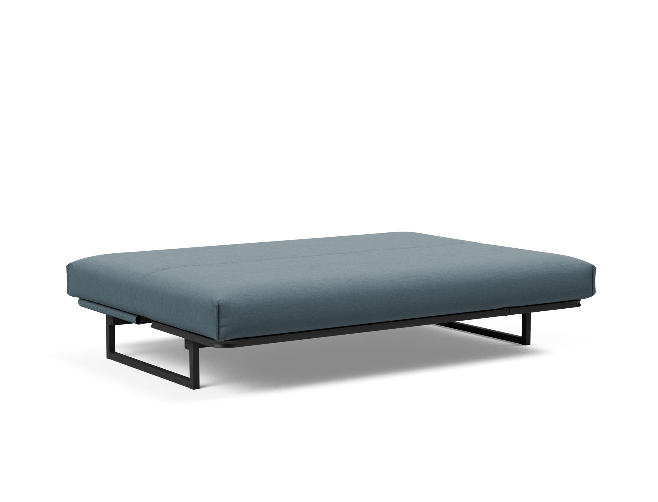 Erleben Sie das Fraction 140 Bettsofa mit Nordic Cover von Innovation Living: modernes Design, bequeme Soft Spring-Matratze, perfekt für kleine Räume.