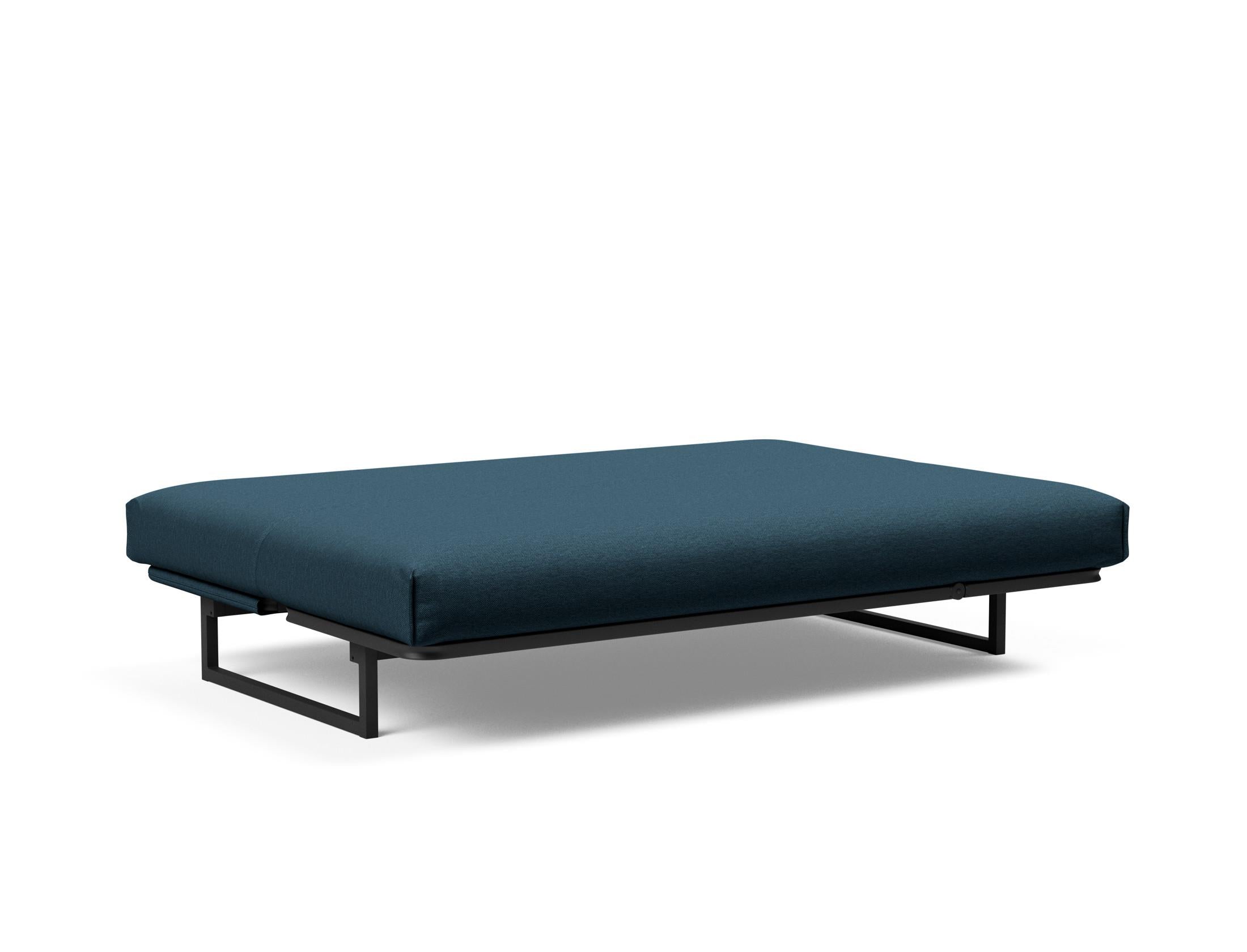 Erleben Sie das Fraction 140 Bettsofa mit Nordic Cover von Innovation Living: modernes Design, bequeme Soft Spring-Matratze, perfekt für kleine Räume.
