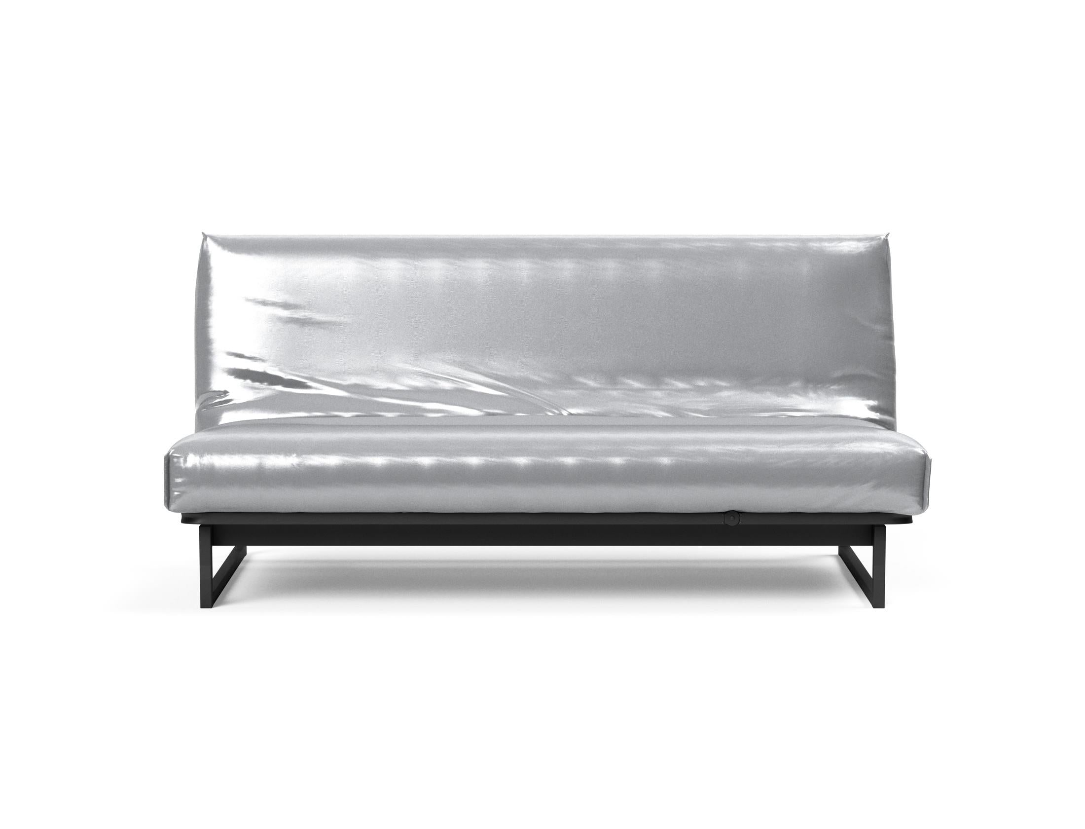 Erleben Sie das Fraction 140 Bettsofa mit Nordic Cover von Innovation Living: modernes Design, bequeme Soft Spring-Matratze, perfekt für kleine Räume.