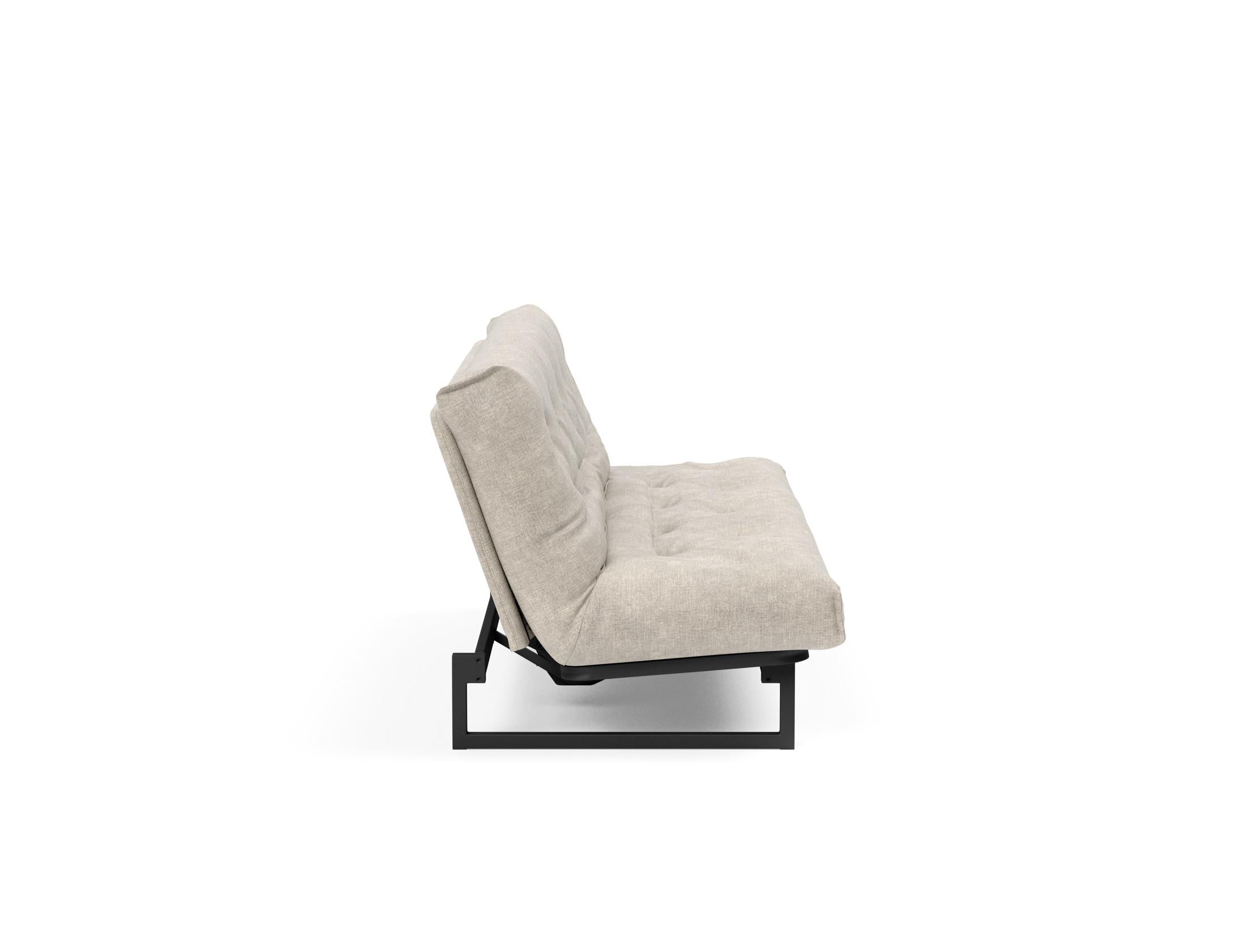 Fraction 120 Bettsofa Nordic Soft Spring: modernes skandinavisches Design, ideal für kompakte Räume, bietet hohen Sitzkomfort und eine praktische Schlafgelegenheit.