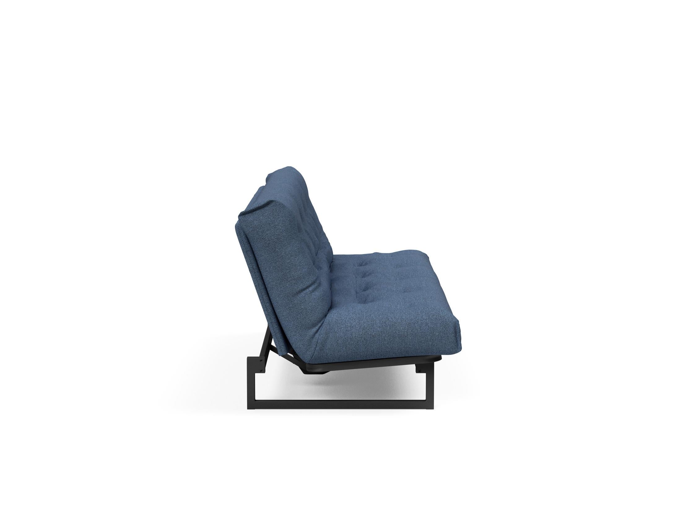 Fraction 120 Bettsofa Nordic Soft Spring: modernes skandinavisches Design, ideal für kompakte Räume, bietet hohen Sitzkomfort und eine praktische Schlafgelegenheit.