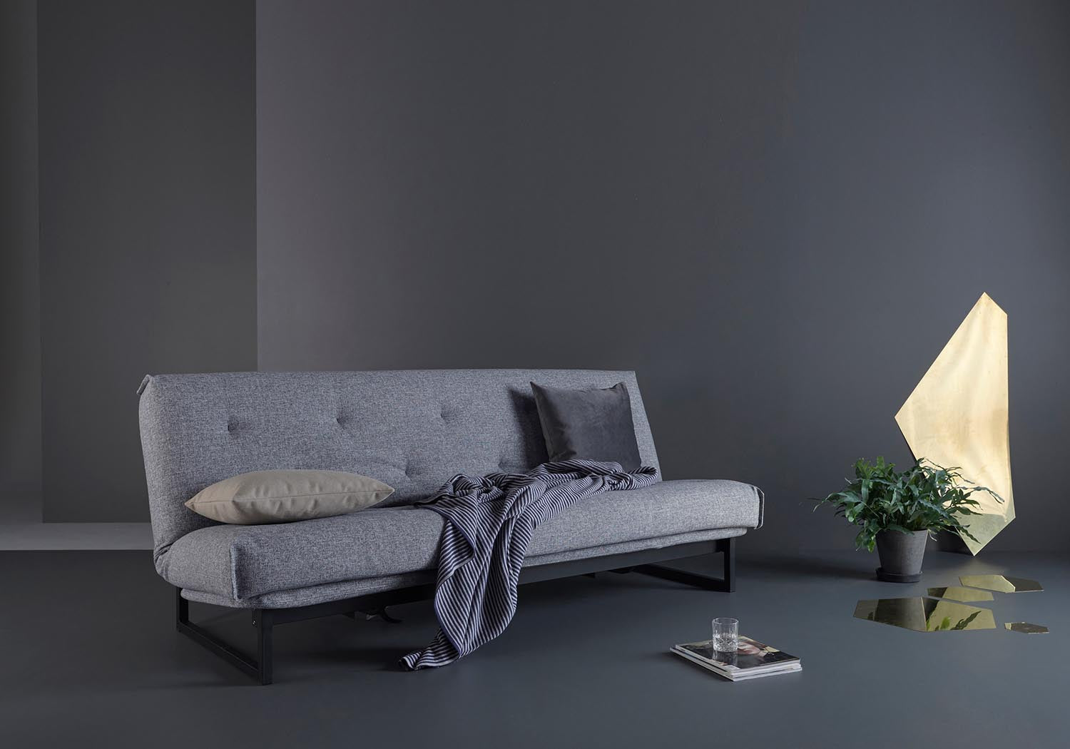 Fraction 120 Bettsofa Nordic: Elegantes Schlafsofa mit hochwertigem Soft Spring Bezug, perfekt für entspannte Nächte und modernes Wohndesign.