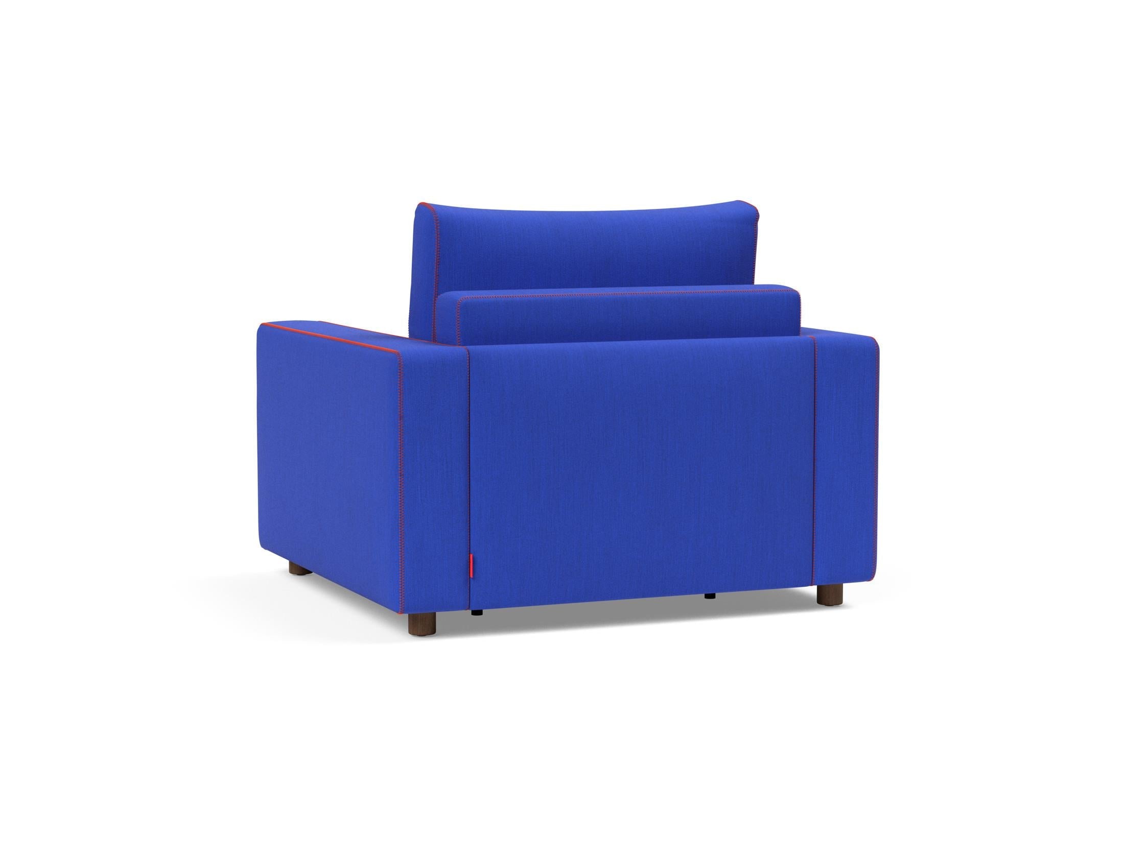 Entdecken Sie den Neah X Sessel von Innovation Living: Stilvolles Design in Ultramarin, komfortable Standard Armlehnen für entspannte Stunden.