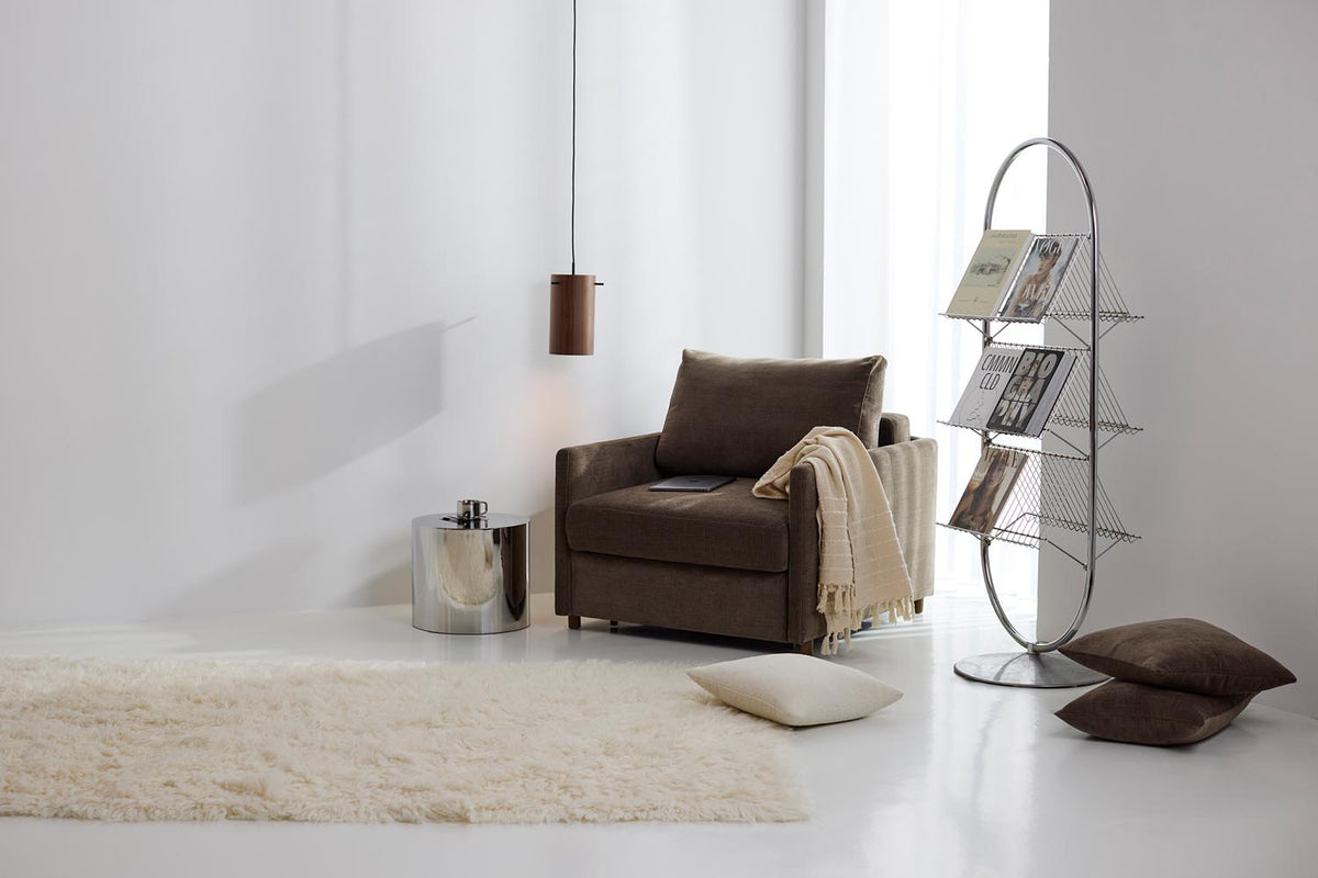 Neah Sessel mit Slim Armlehnen in 411 Esina Cedar Brown präsentiert im Onlineshop von KAQTU Design AG. Sessel ist von Innovation Living