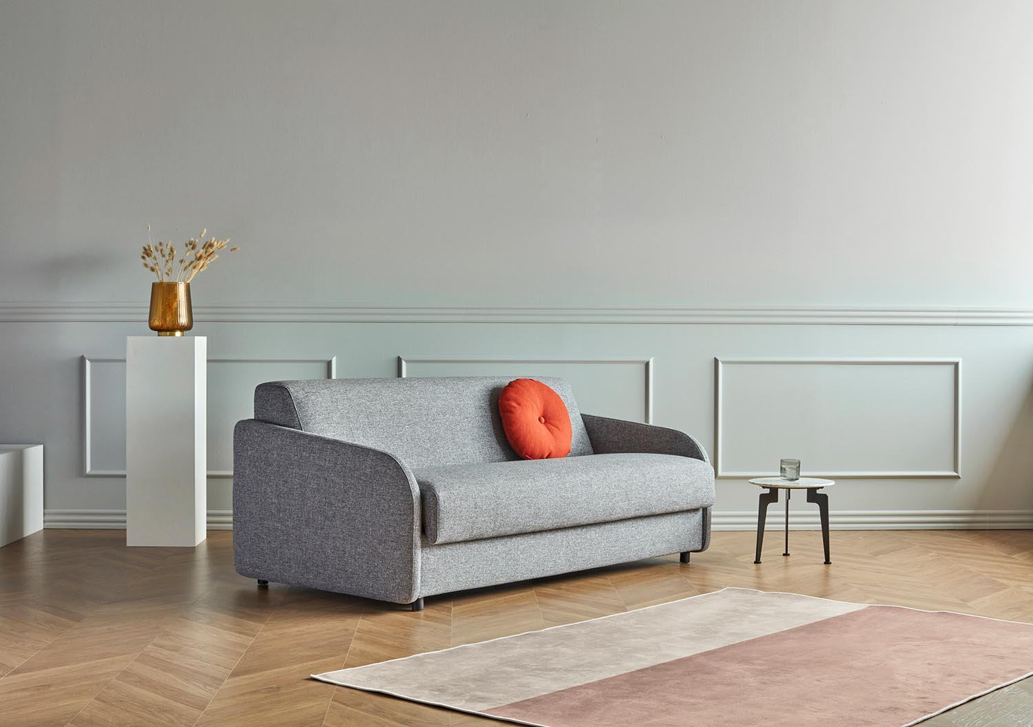 Erleben Sie das Eivor Klappsofa 160 von Innovation Living – ein elegantes, funktionales Möbelstück mit hochwertiger Federkernmatratze und pflegeleichtem Bezug.