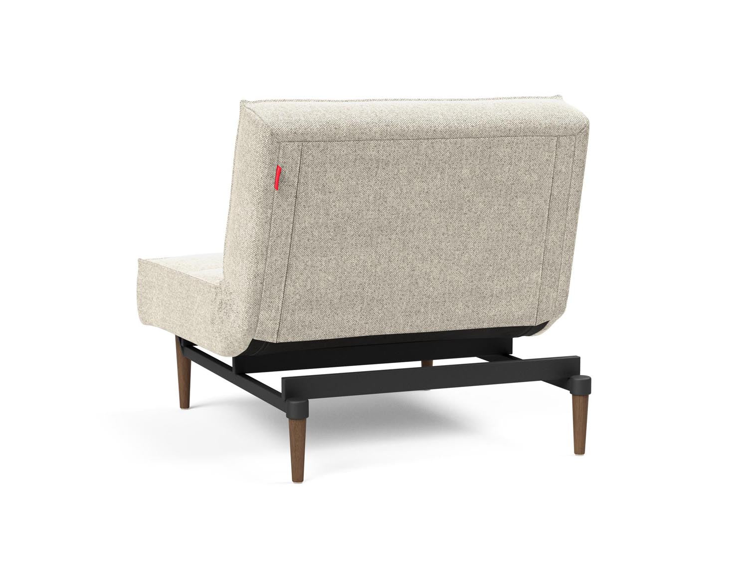 Entdecken Sie den eleganten Splitback Styletto Sessel von Innovation Living – perfektes Zusammenspiel aus zeitgemäßem Stil und hervorragender Bequemlichkeit.